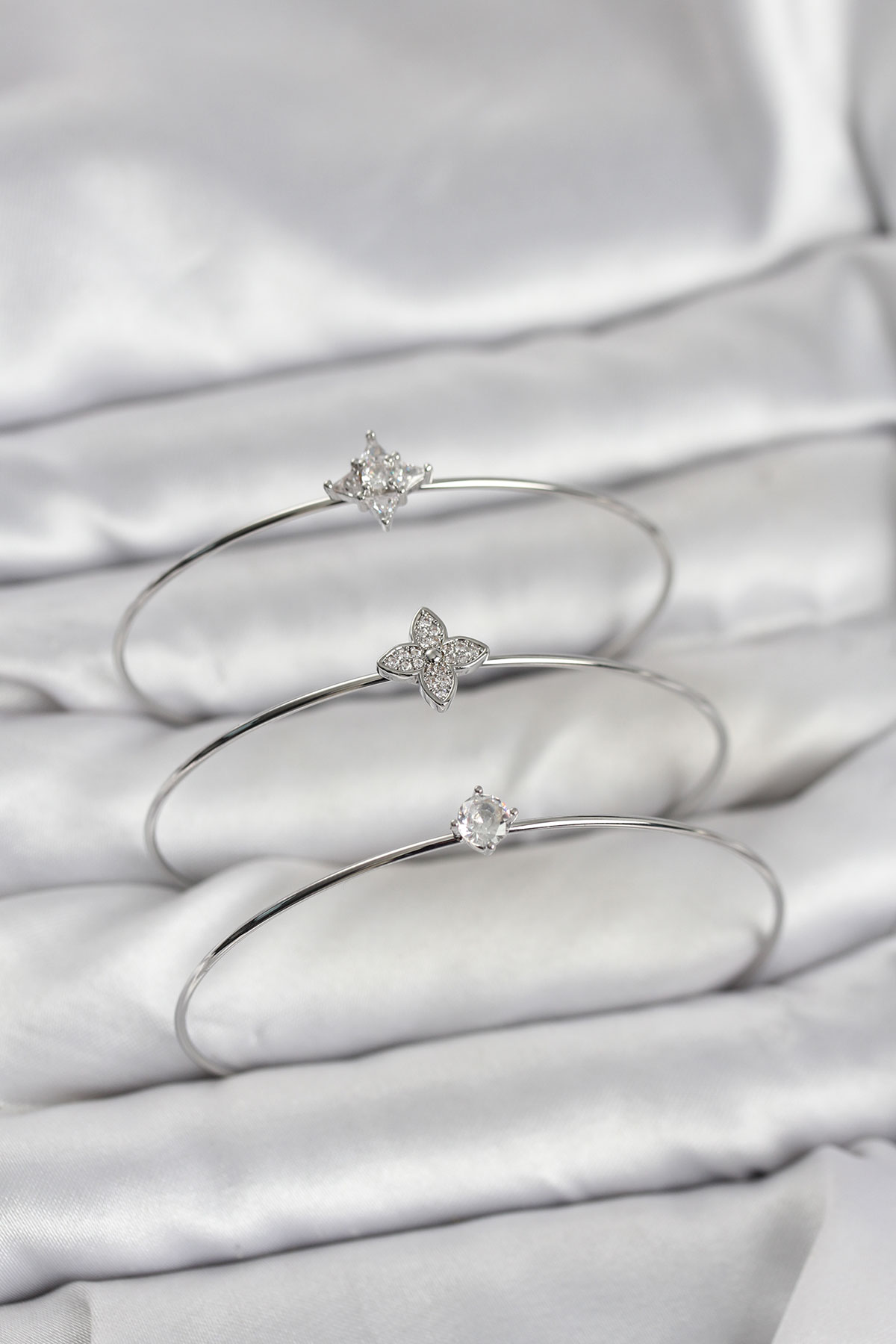 Zirkon Taşlı Gümüş Renk Yonca Model 3'lü Kadın Bileklik Kombini - Lisinya