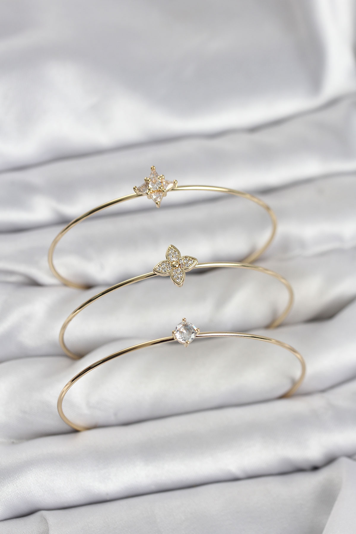 Zirkon Taşlı Gold Renk Yonca Model 3'lü Kadın Bileklik Kombini - Lisinya