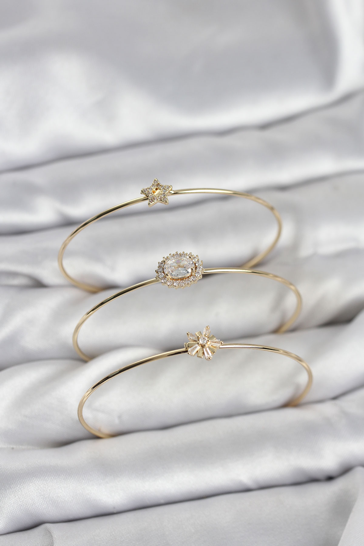 Zirkon Taşlı Gold Renk Tek Taş Model 3'lü Kadın Bileklik Kombini - Lisinya Zirkon Taşlı Gold Renk Tek Taş Model 3'lü Kadın Bileklik Kombini - Lisinya