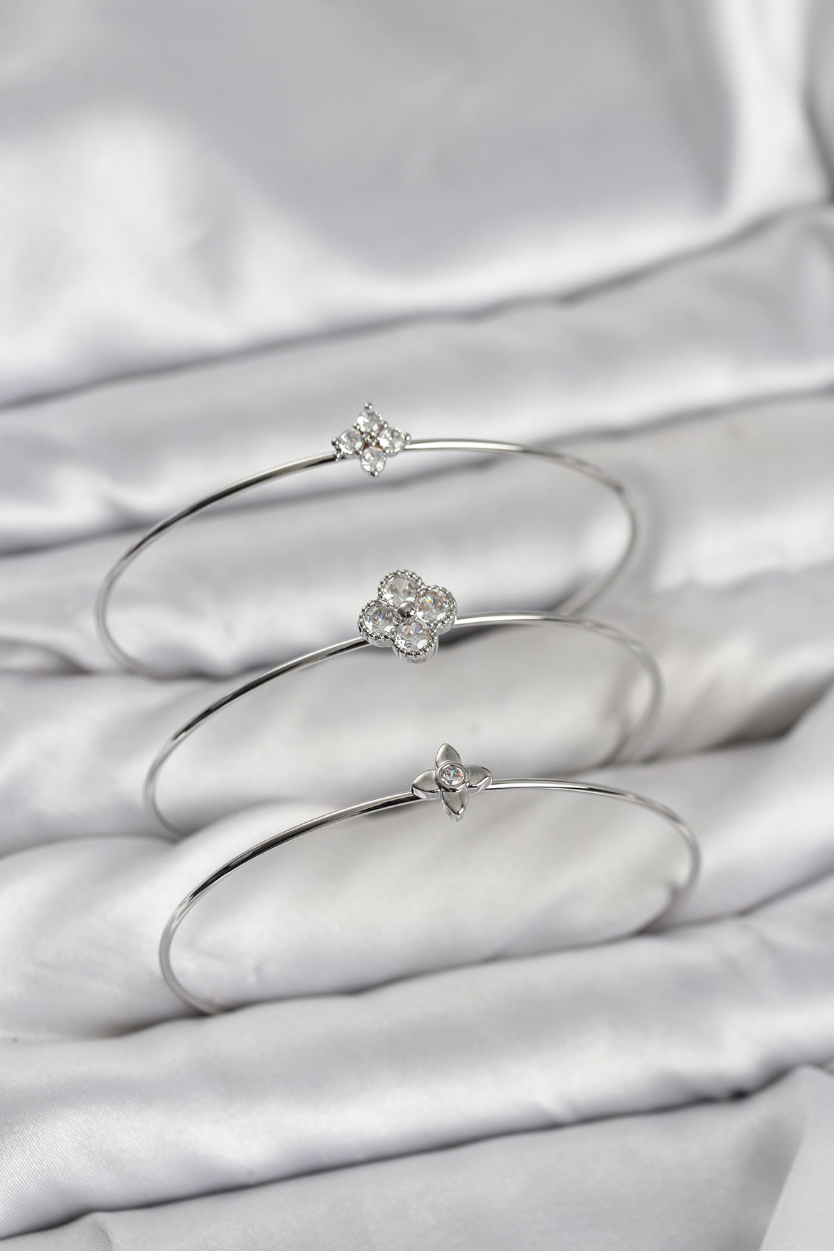 Zirkon Taşlı Gümüş Renk Yonca Tasarım 3'lü Kadın Bileklik Kombini - Lisinya