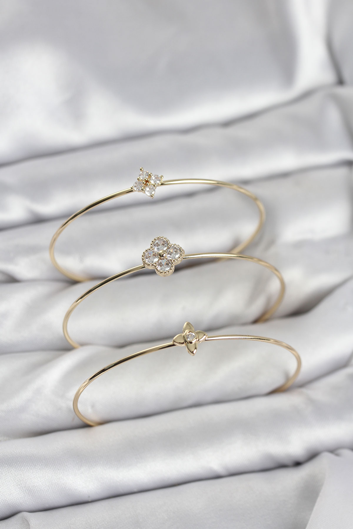 Zirkon Taşlı Gold Renk Yonca Tasarım 3'lü Kadın Bileklik Kombini - Lisinya