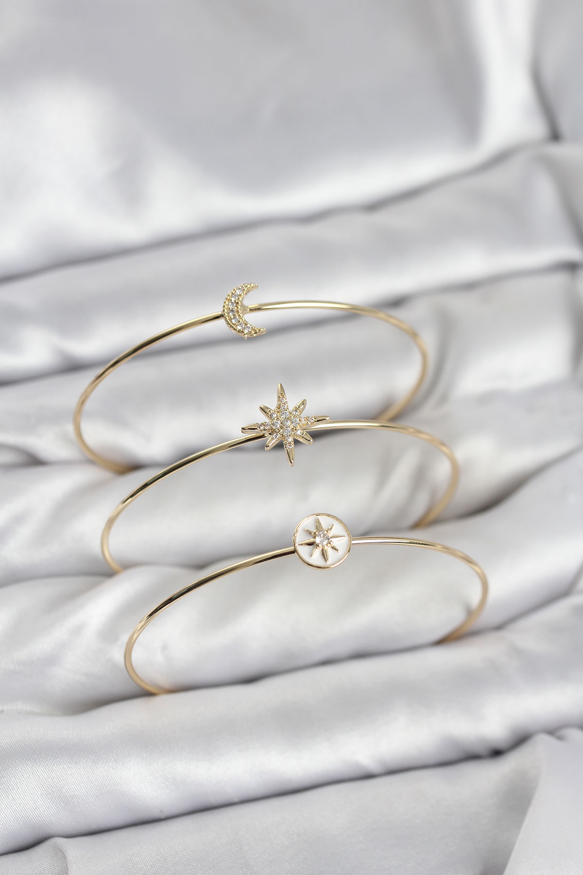 Gold Renk Zirkon Taşlı Kutup Yıldızı Model 3'lü Kadın Bileklik Kombini - Lisinya Gold Renk Zirkon Taşlı Kutup Yıldızı Model 3'lü Kadın Bileklik Kombini - Lisinya