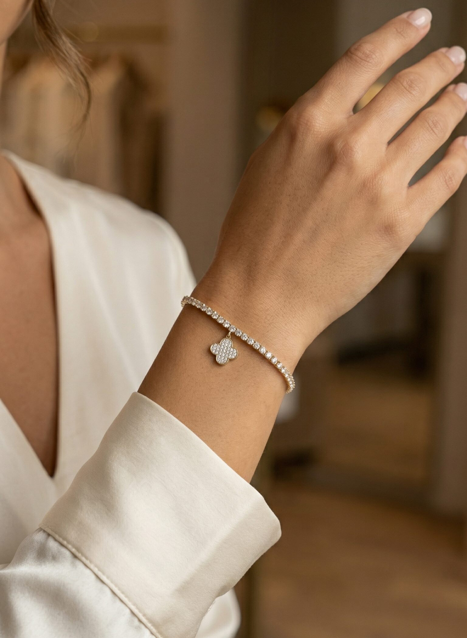 Yonca Model Zirkon Taşlı Gold Renk Asansörlü Su Yolu Bileklik - Lisinya