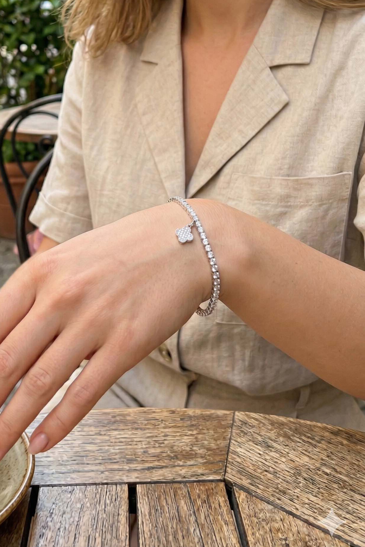 Yonca Model Zirkon Taşlı Gümüş Renk Asansörlü Su Yolu Bileklik - Lisinya