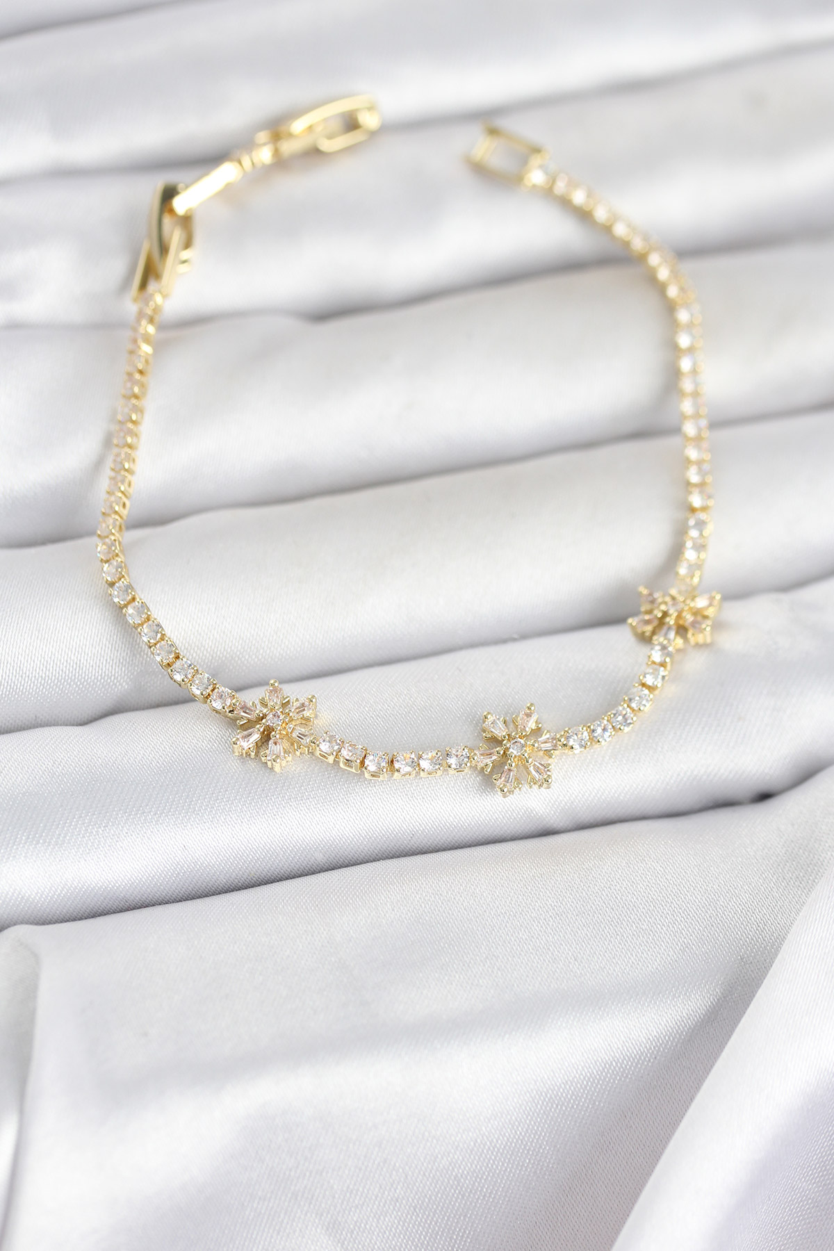 Pirinç Gold Renk Çiçek Model Zirkon Taşlı Su Yolu Kadın Bileklik - Lisinya Pirinç Gold Renk Çiçek Model Zirkon Taşlı Su Yolu Kadın Bileklik - Lisinya