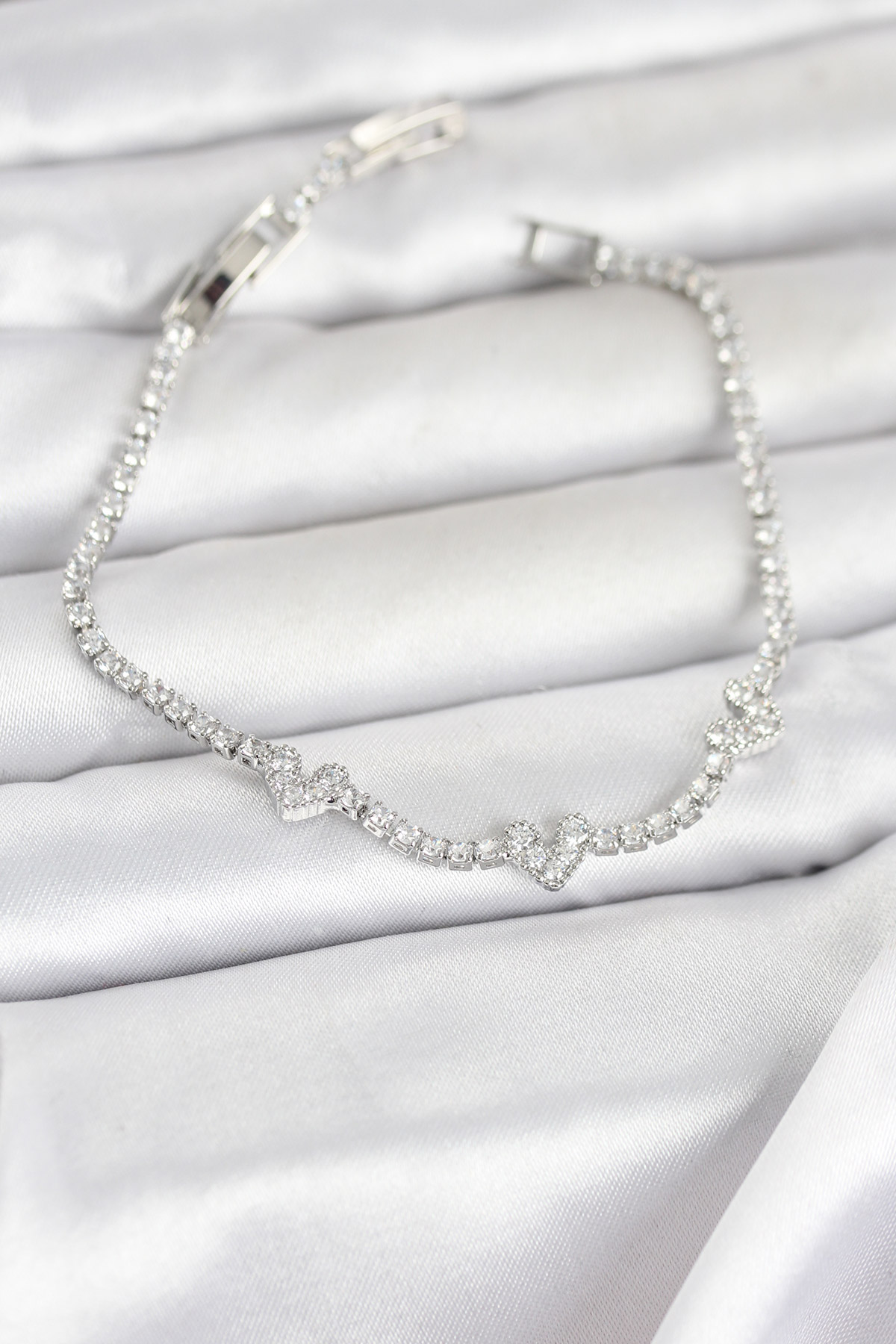 Pirinç Gümüş Renk Kalp Model Zirkon Taşlı Su Yolu Kadın Bileklik - Lisinya