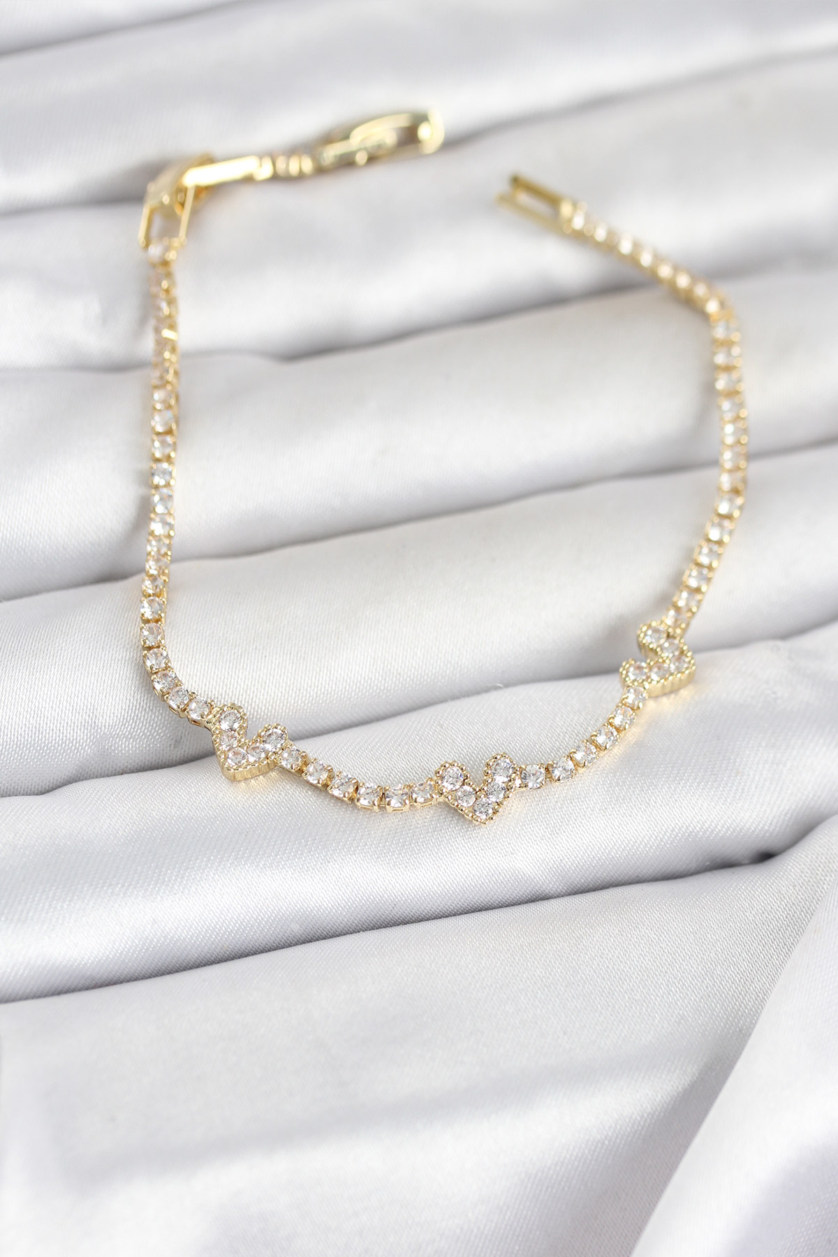 Pirinç Gold Renk Kalp Model Zirkon Taşlı Su Yolu Kadın Bileklik - Lisinya