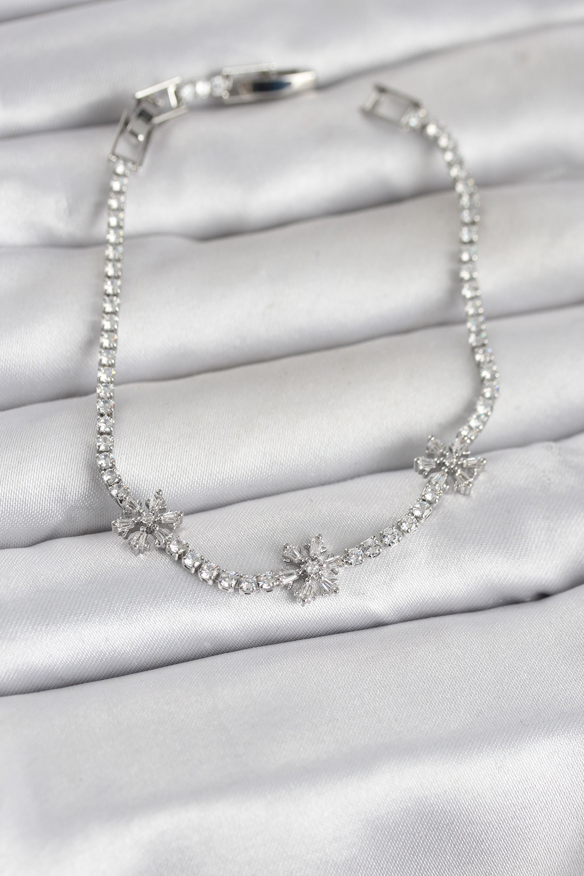 Pirinç Gümüş Renk Çiçek Model Zirkon Taşlı Su Yolu Kadın Bileklik - Lisinya