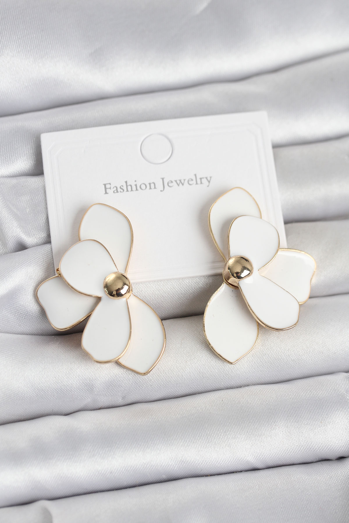 Beyaz Mineli Lotus Model Pirinç Kadın Küpe - Lisinya Beyaz Mineli Lotus Model Pirinç Kadın Küpe - Lisinya