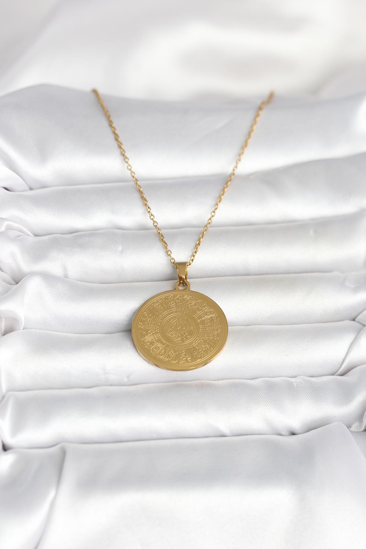 316L Çelik Gold Renk Ayetel Kürsi Yazılı Kolye - Lisinya 316L Çelik Gold Renk Ayetel Kürsi Yazılı Kolye - Lisinya