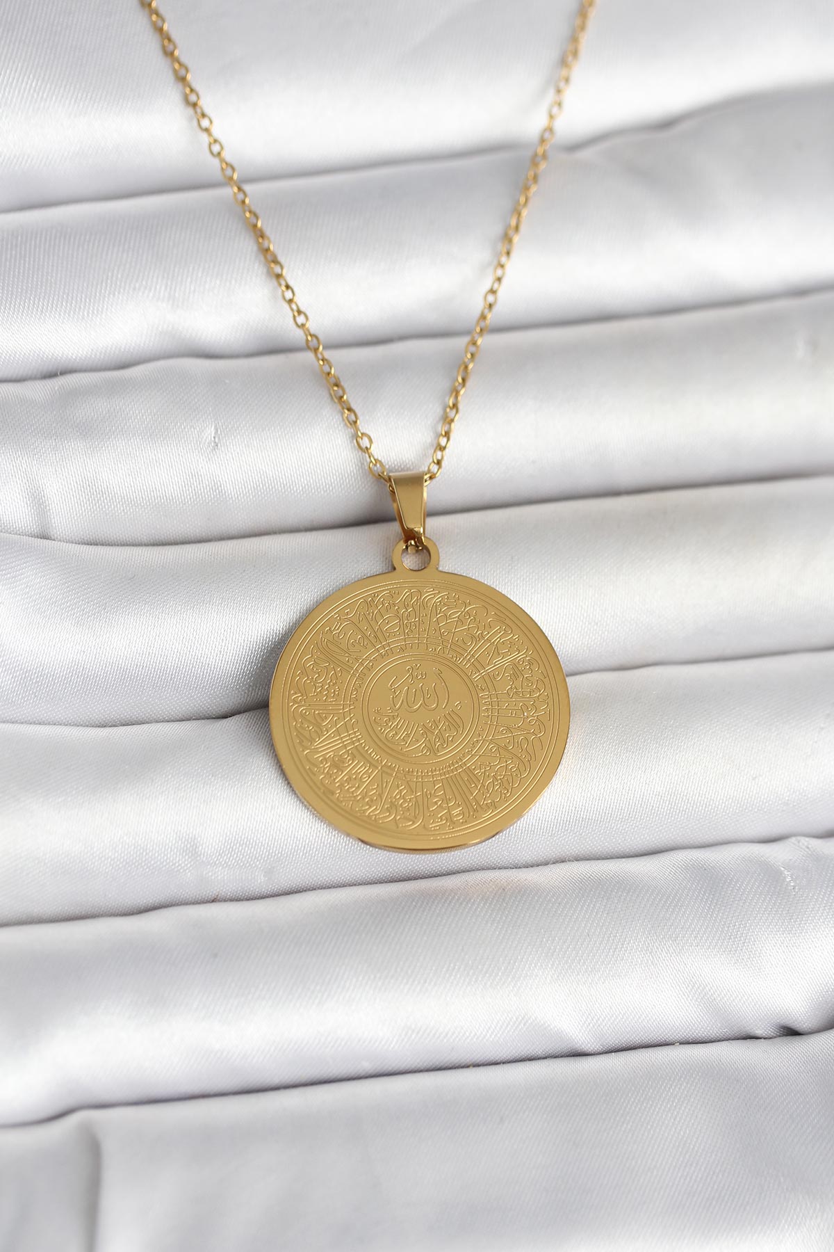 316L Çelik Gold Renk Ayetel Kürsi Yazılı Kolye - Lisinya 316L Çelik Gold Renk Ayetel Kürsi Yazılı Kolye - Lisinya