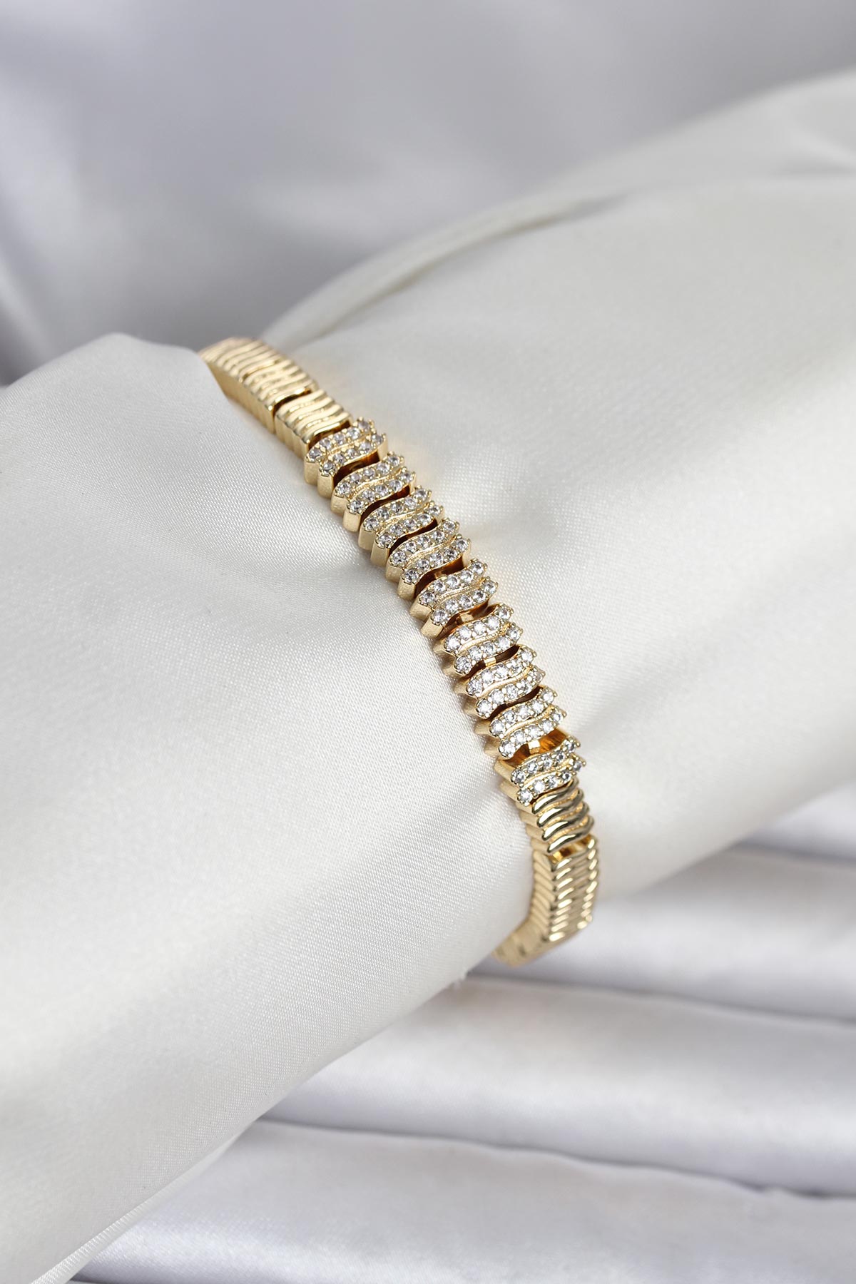 Pirinç Gold Renk Zirkon Taşlı Kadın Bileklik - Lisinya Pirinç Gold Renk Zirkon Taşlı Kadın Bileklik - Lisinya