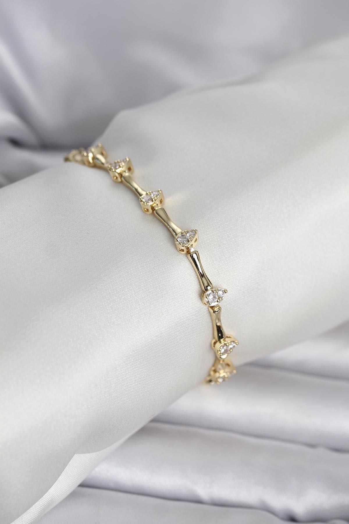 Pirinç Gold Renk Damla Model Zirkon Taşlı Kadın Bileklik - Lisinya