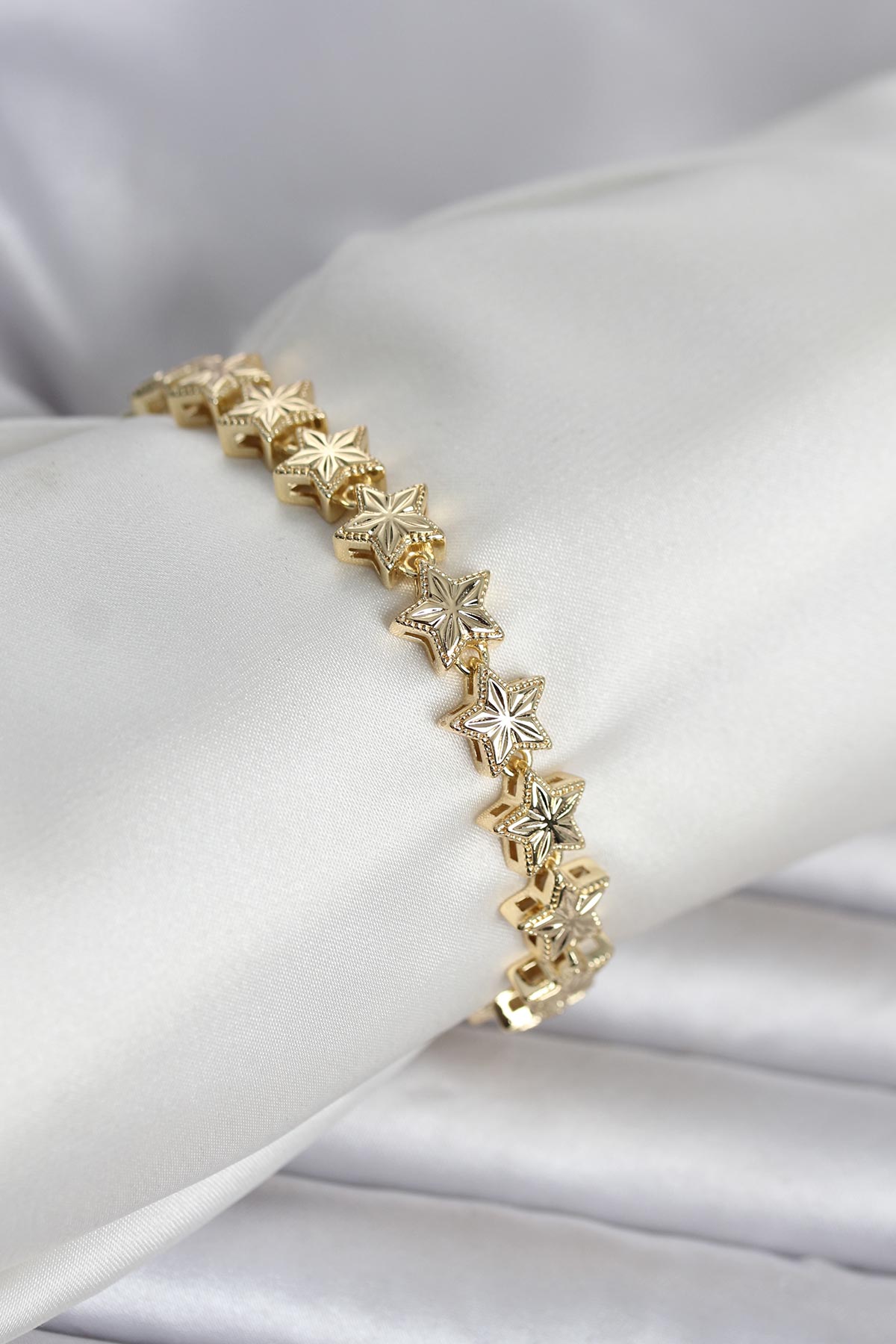 Pirinç Gold Renk Yıldız Model Kadın Bileklik - Lisinya Pirinç Gold Renk Yıldız Model Kadın Bileklik - Lisinya