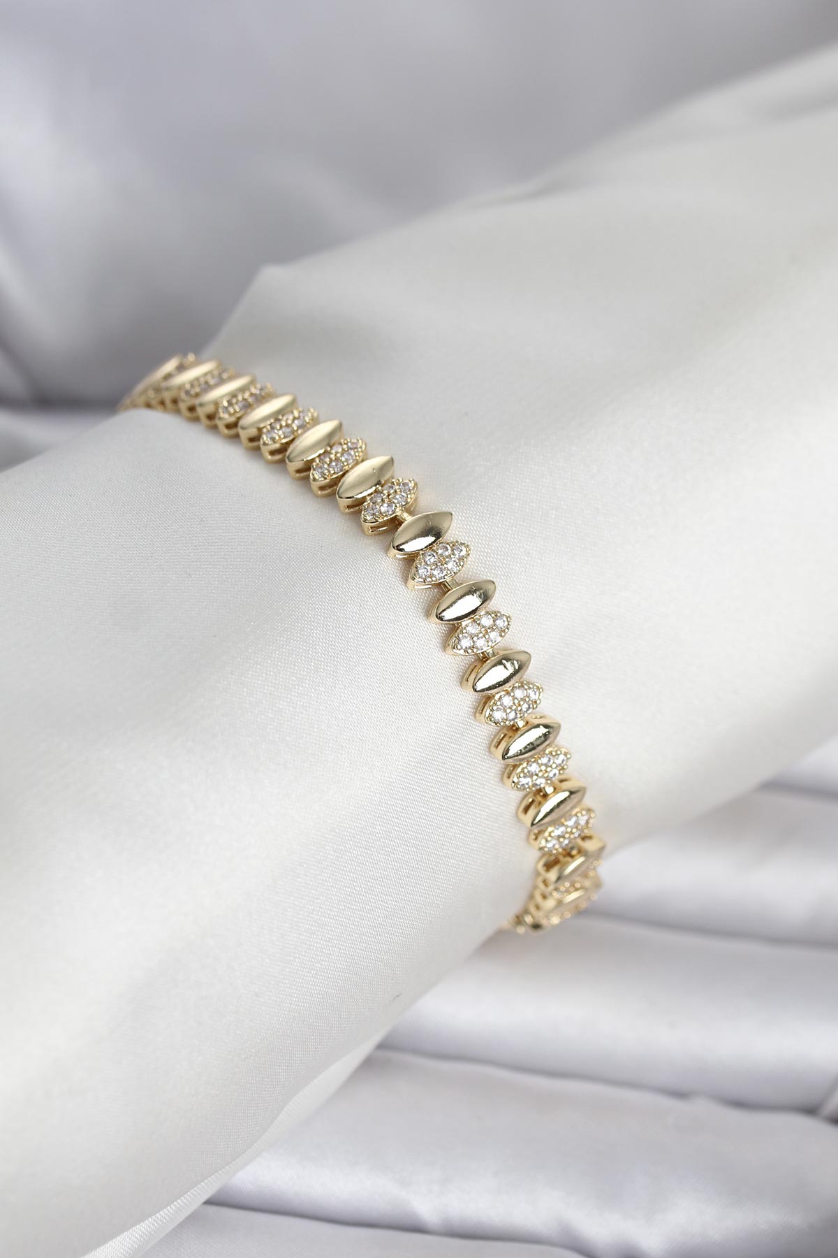 Pirinç Gold Renk Arpa Model Kadın Bileklik - Lisinya Pirinç Gold Renk Arpa Model Kadın Bileklik - Lisinya