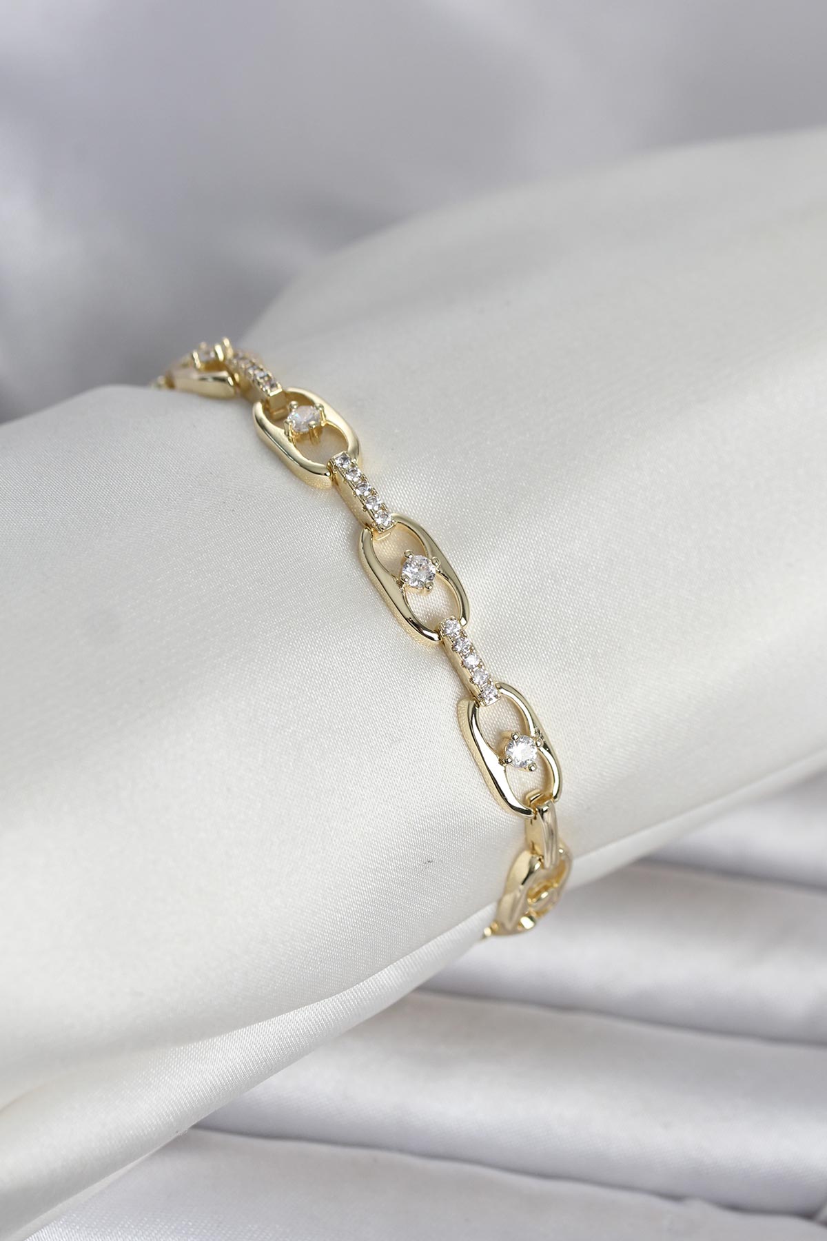 Pirinç Gold Renk Zirkon Taşlı Kadın Bileklik - Lisinya Pirinç Gold Renk Zirkon Taşlı Kadın Bileklik - Lisinya