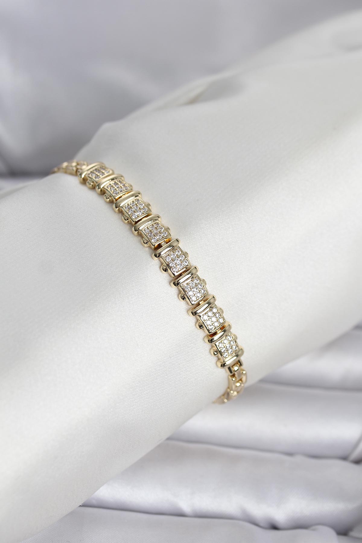 Xuping Model Zirkon Taşlı Gold Renk Kadın Bileklik - Lisinya Xuping Model Zirkon Taşlı Gold Renk Kadın Bileklik - Lisinya