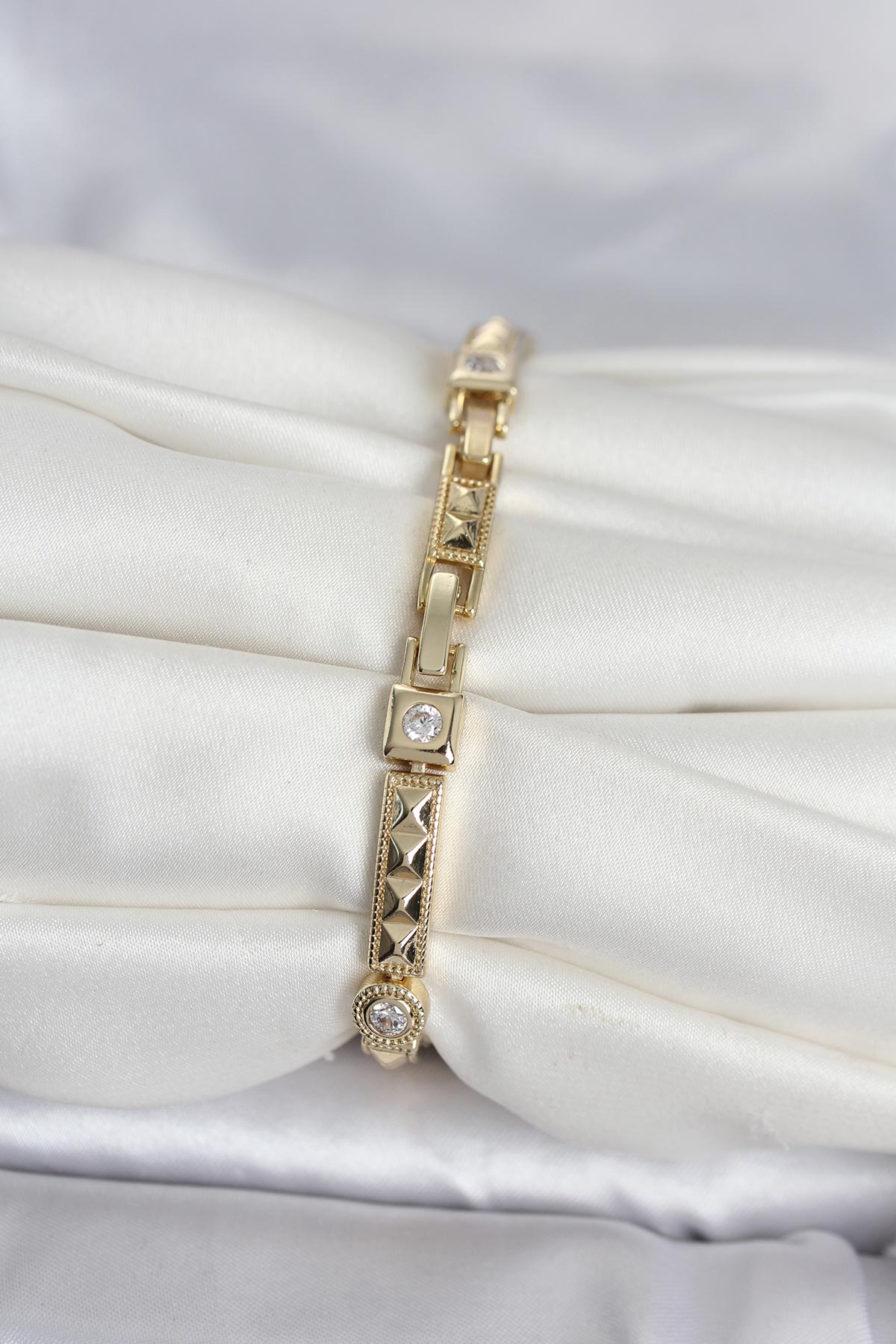 Xuping Punta Model Gold Renk Kadın Bileklik - Lisinya Xuping Punta Model Gold Renk Kadın Bileklik - Lisinya