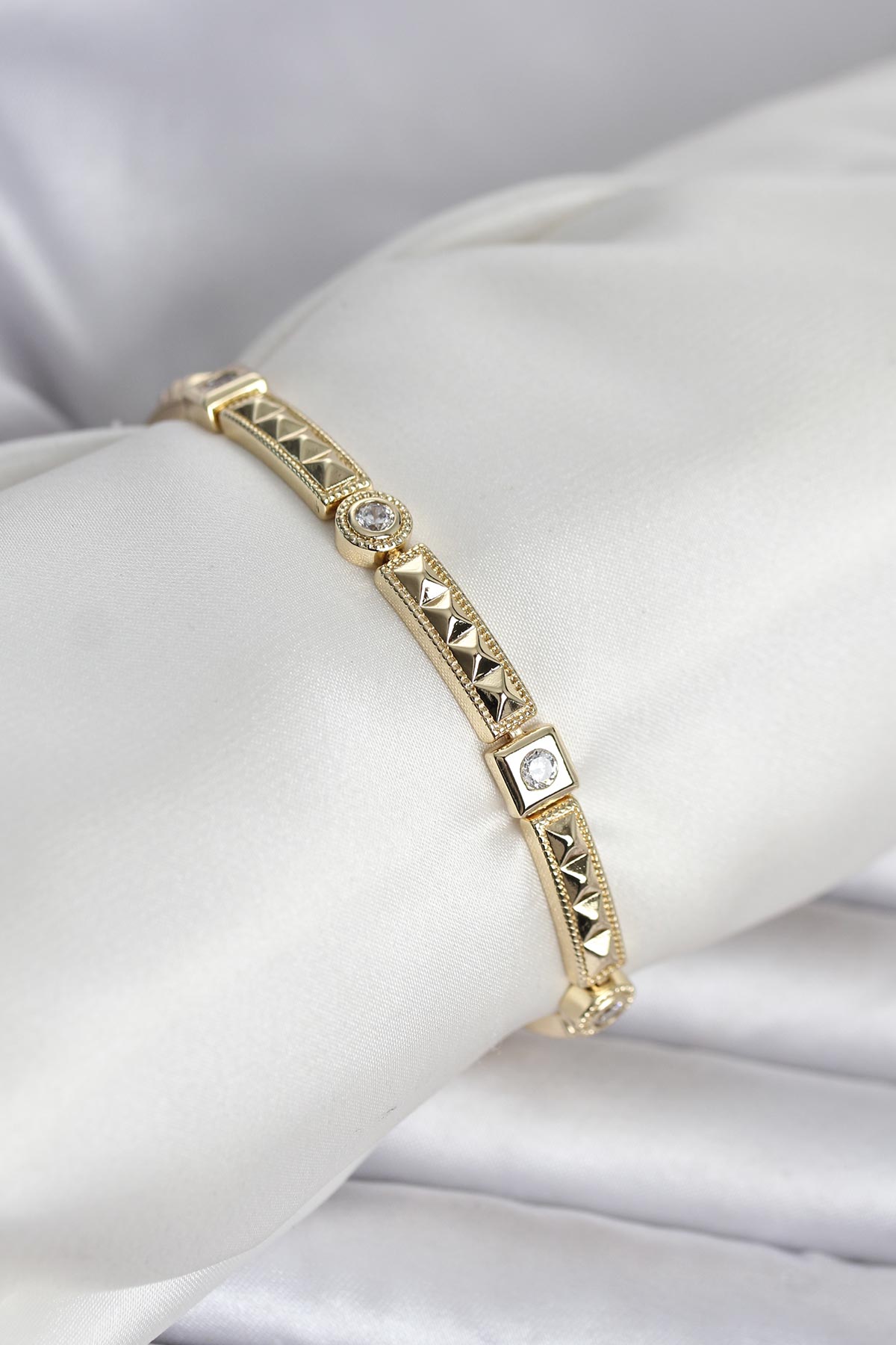 Xuping Punta Model Gold Renk Kadın Bileklik - Lisinya Xuping Punta Model Gold Renk Kadın Bileklik - Lisinya