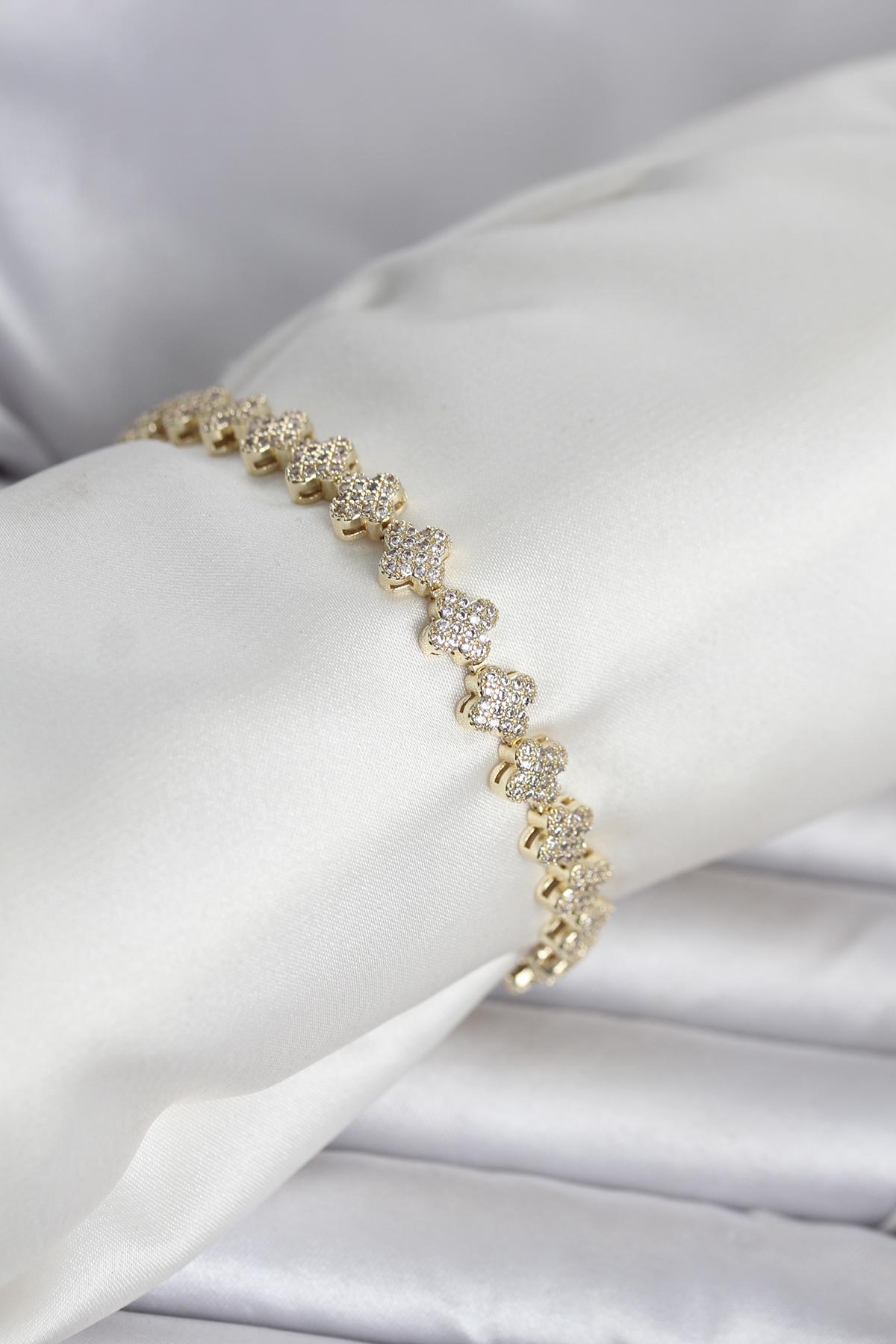 Pirinç Gold Renk Yonca Model Sıralı Zirkon Taşlı Kadın Bileklik - Lisinya Pirinç Gold Renk Yonca Model Sıralı Zirkon Taşlı Kadın Bileklik - Lisinya