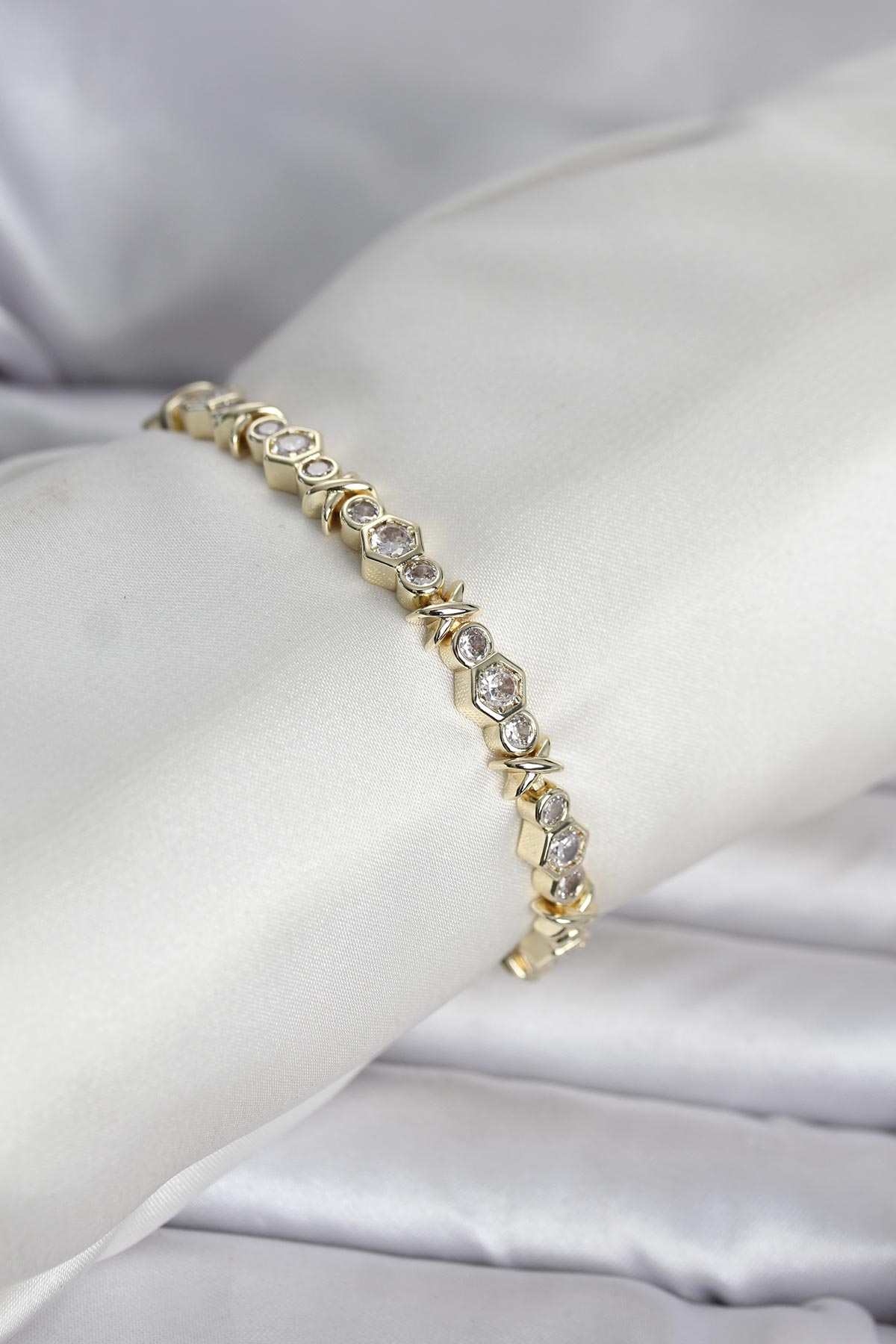 Pirinç Gold Renk Petek Model Zirkon Taşlı Kadın Bileklik - Lisinya Pirinç Gold Renk Petek Model Zirkon Taşlı Kadın Bileklik - Lisinya