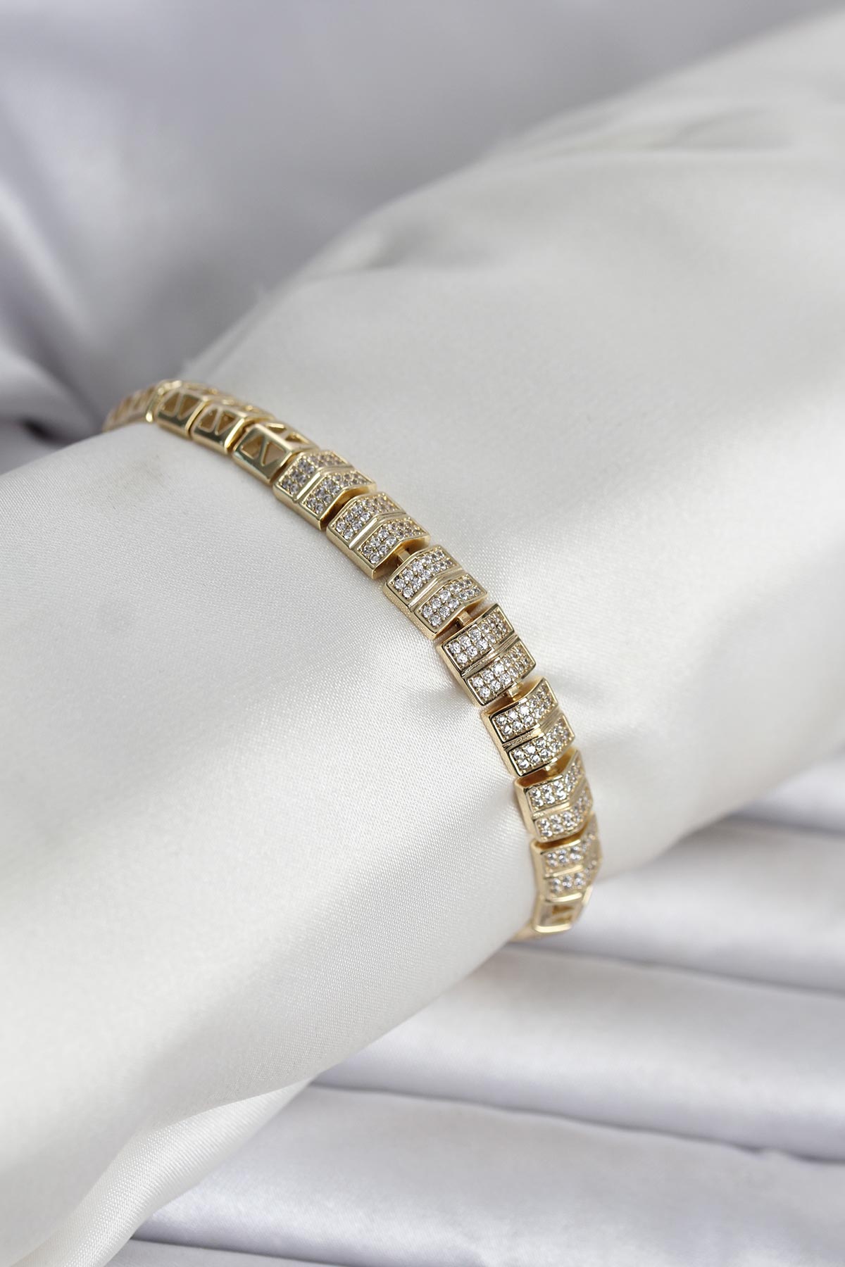Xuping Zirkon Taşlı Gold Renk Kadın Bileklik - Lisinya Xuping Zirkon Taşlı Gold Renk Kadın Bileklik - Lisinya