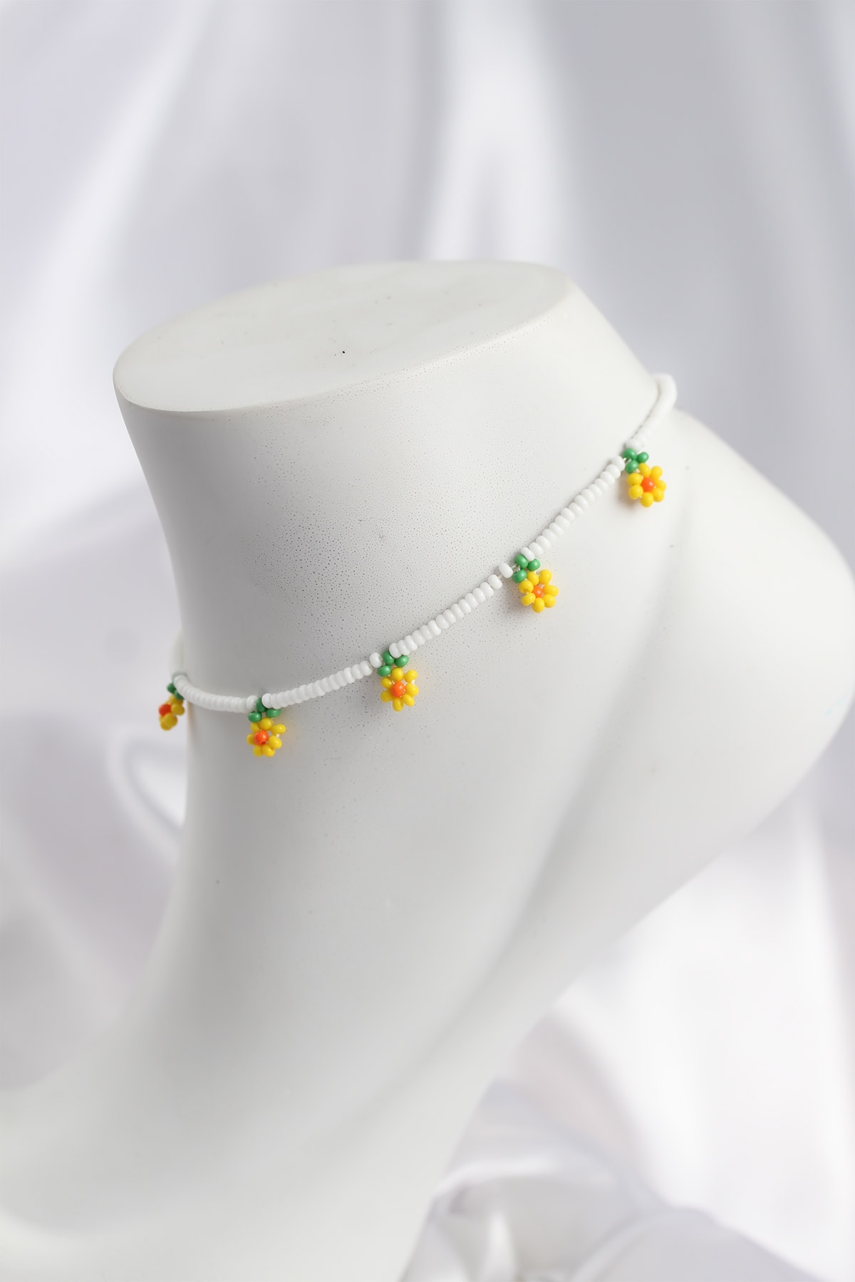 Beyaz Renk Boncuklu Papatya Motifli Halhal - Lisinya