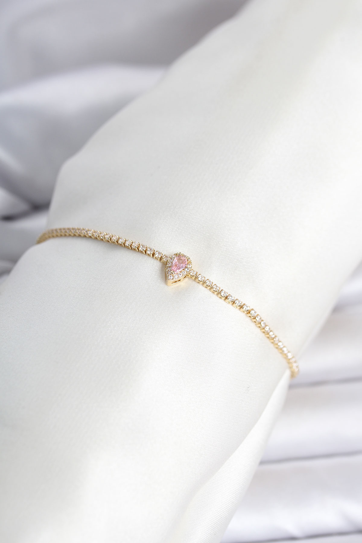 Pirinç Gold Renk Pembe Damla Model Su Yolu Kadın Bileklik - Lisinya Pirinç Gold Renk Pembe Damla Model Su Yolu Kadın Bileklik - Lisinya