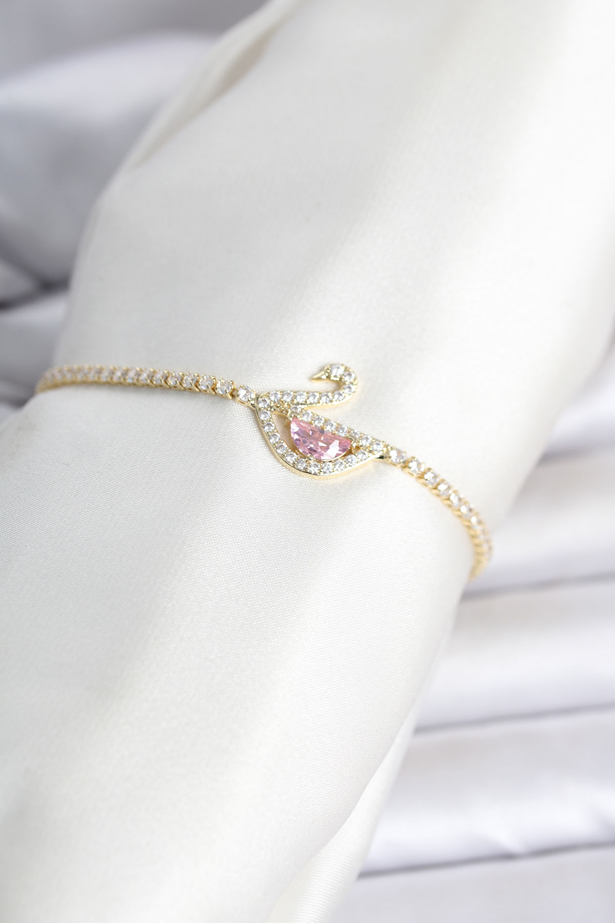 Pirinç Gold Renk Zirkon Taşlı Swan Model Su Yolu Kadın Bileklik - Lisinya Pirinç Gold Renk Zirkon Taşlı Swan Model Su Yolu Kadın Bileklik - Lisinya