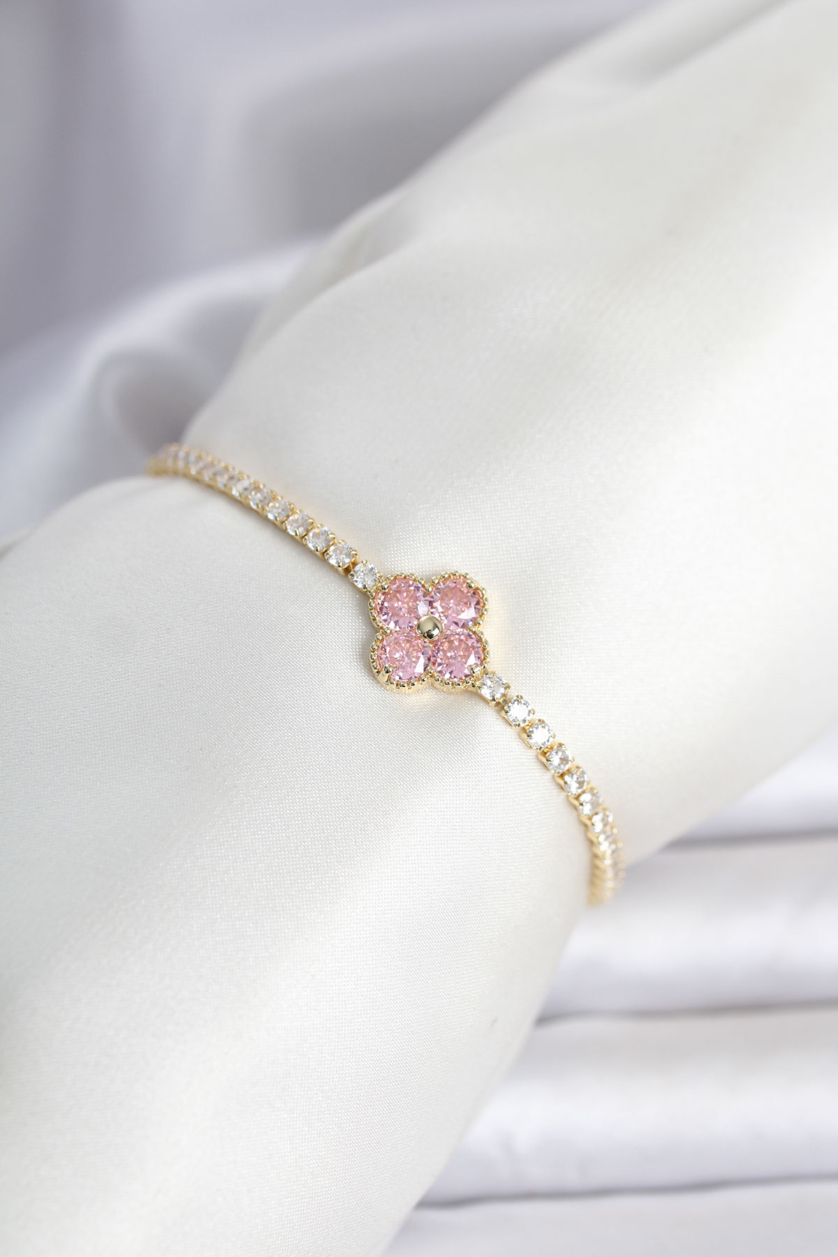 Pirinç Gold Renk Pembe Zirkon Taşlı Yonca Model Su Yolu Kadın Bileklik - Lisinya Pirinç Gold Renk Pembe Zirkon Taşlı Yonca Model Su Yolu Kadın Bileklik - Lisinya