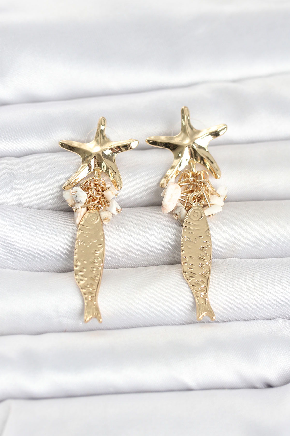Deniz Yıldızı ve Balık Detaylı Krem Taşlı Gold Renk Kadın Küpe - Lisinya Deniz Yıldızı ve Balık Detaylı Krem Taşlı Gold Renk Kadın Küpe - Lisinya
