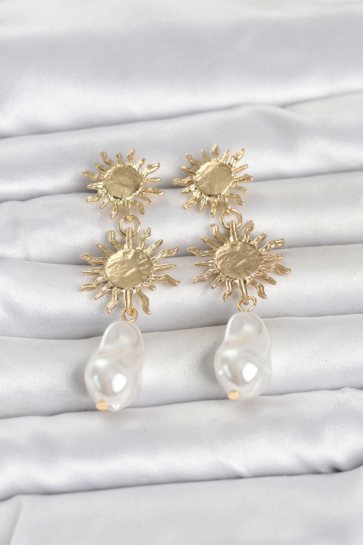 Gold Renk Pirinç Güneş Model Detaylı Kadın Küpe - Lisinya Gold Renk Pirinç Güneş Model Detaylı Kadın Küpe - Lisinya