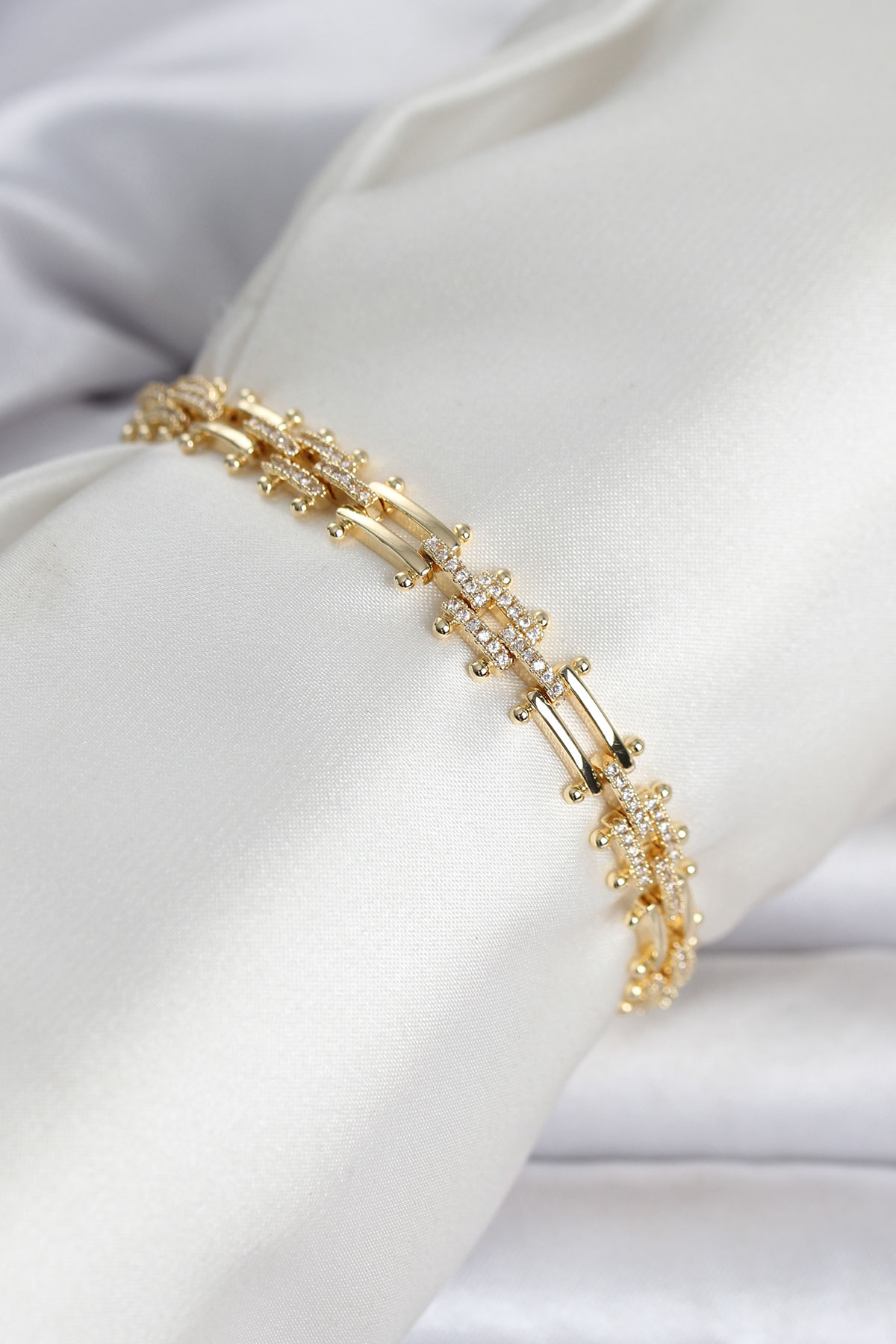 Pirinç Gold Renk Kare Zincir Model Zirkon Taşlı Kadın Bileklik - Lisinya
