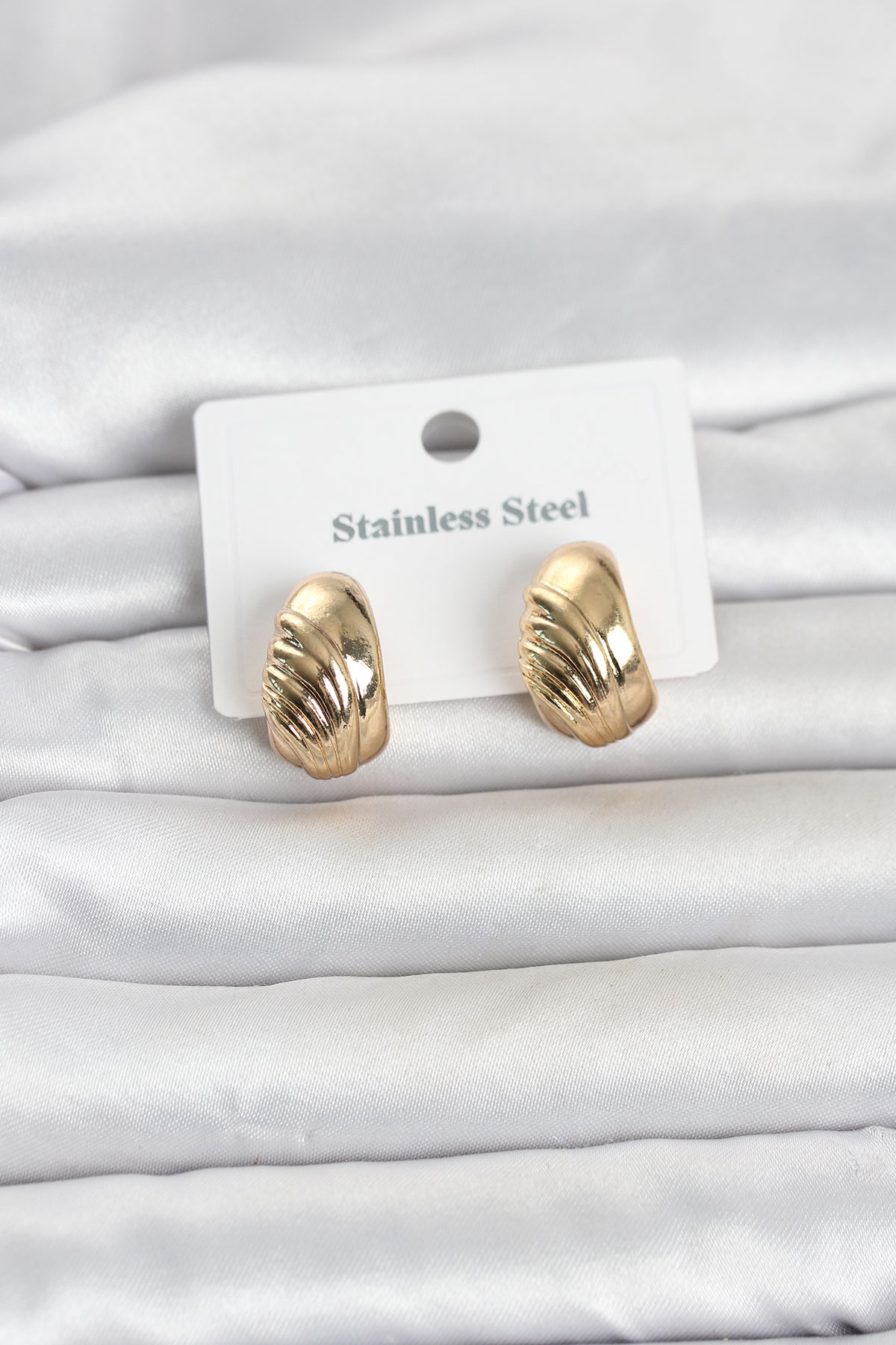 316L Çelik Gold Renk Desenli Yarım Halka Model Kadın Küpe - Lisinya 316L Çelik Gold Renk Desenli Yarım Halka Model Kadın Küpe - Lisinya