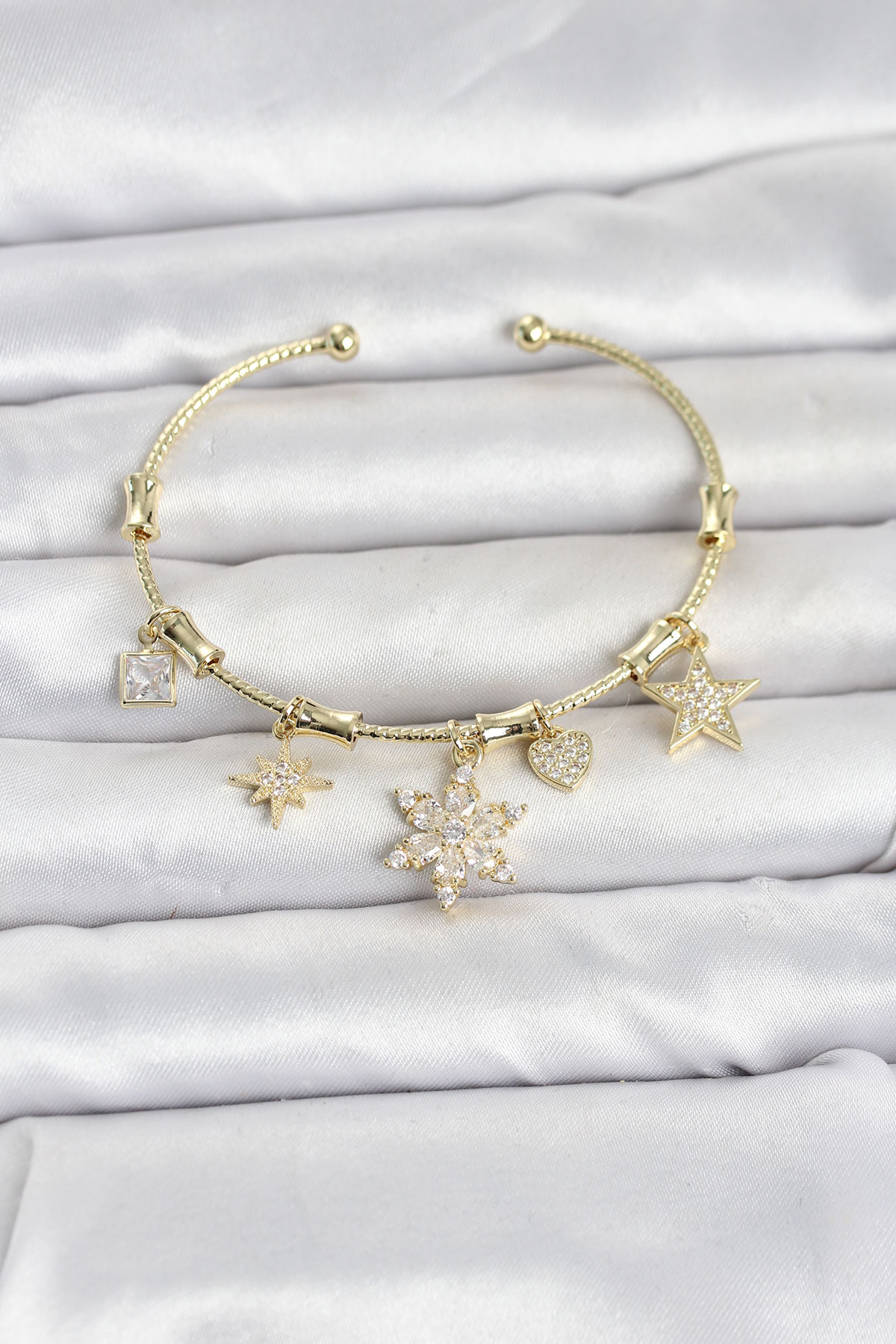 Pirinç Gold Renk Lotus Detay Charmlı Kadın Bileklik - Lisinya Pirinç Gold Renk Lotus Detay Charmlı Kadın Bileklik - Lisinya