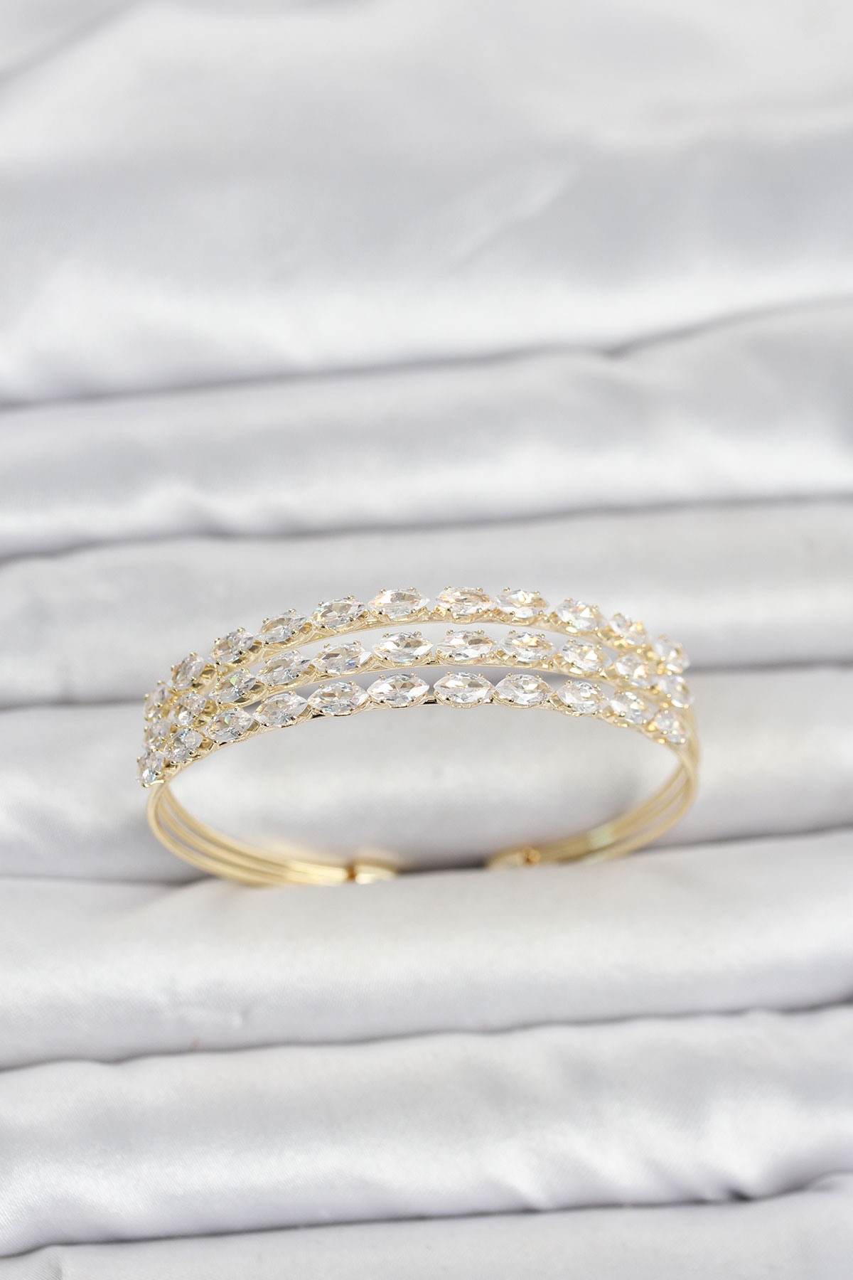 Pirinç Gold Renk Arpa Kesim Zirkon Taşlı Sıralı Model Kadın Bileklik - Lisinya Pirinç Gold Renk Arpa Kesim Zirkon Taşlı Sıralı Model Kadın Bileklik - Lisinya