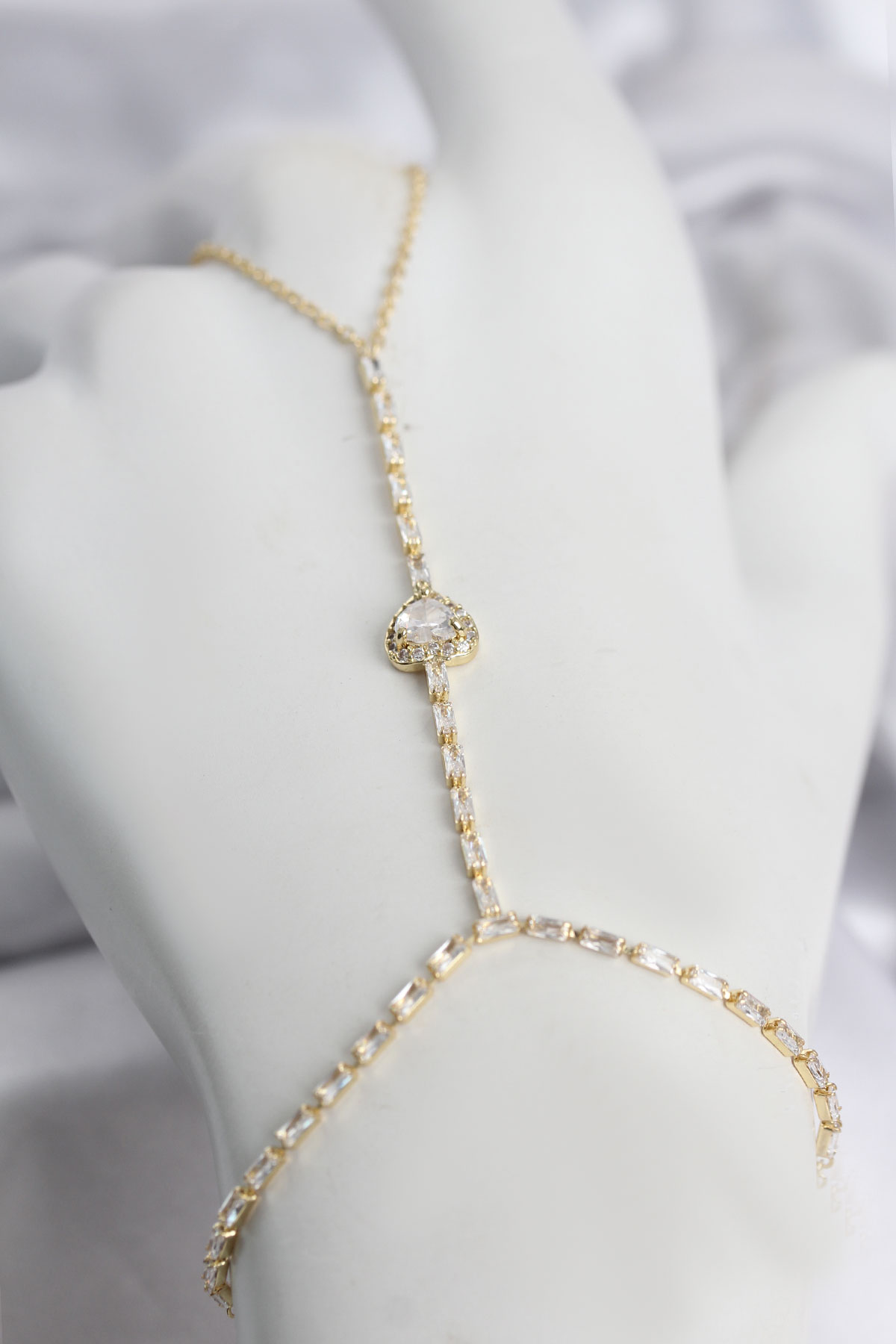 Gold Renk Pirinç Zirkon Taşlı Kalp Model Şahmeran - Lisinya Gold Renk Pirinç Zirkon Taşlı Kalp Model Şahmeran - Lisinya