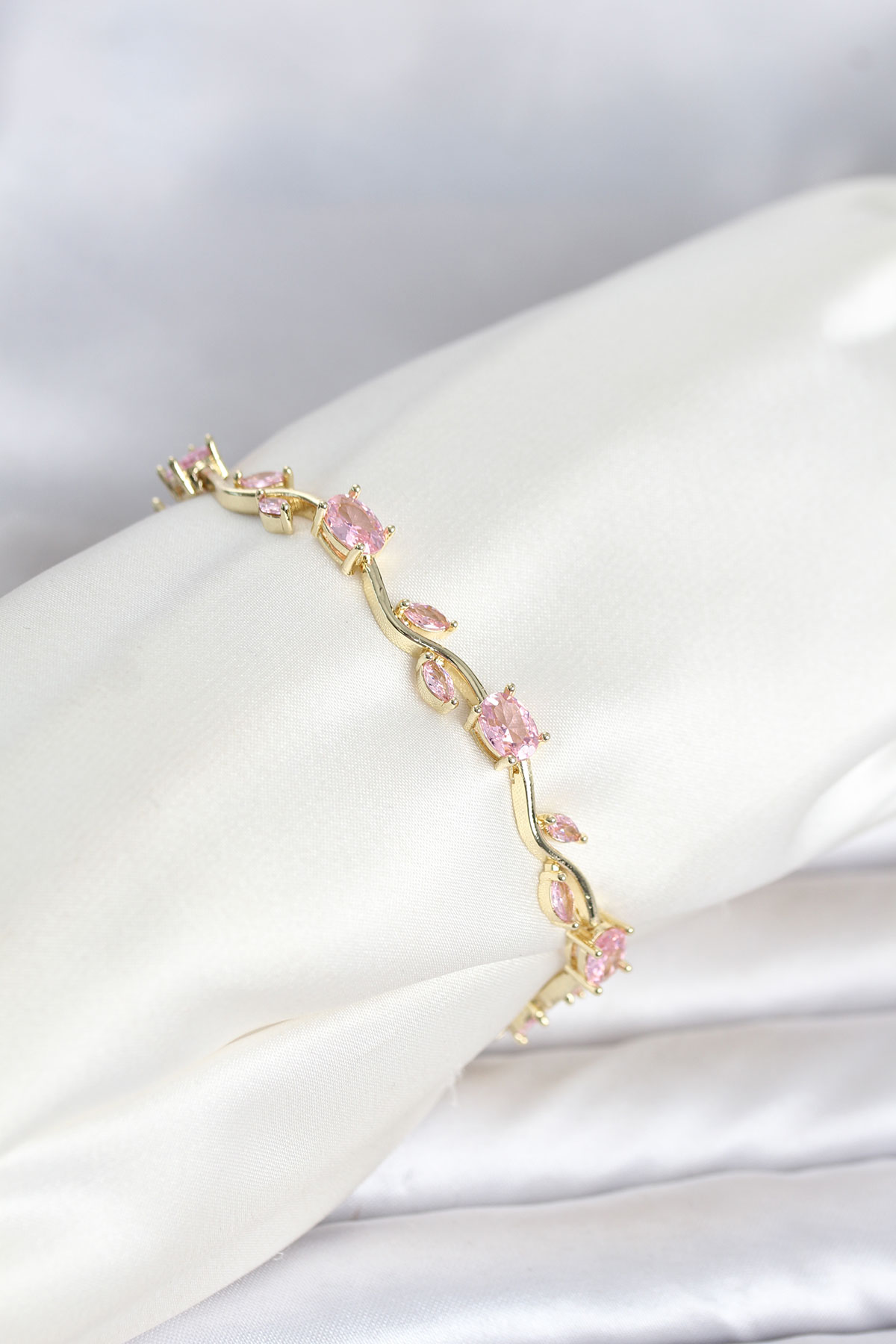 Pirinç Gold Renk Pembe Zirkon Taşlı Çiçek Model Kadın Bileklik - Lisinya Pirinç Gold Renk Pembe Zirkon Taşlı Çiçek Model Kadın Bileklik - Lisinya