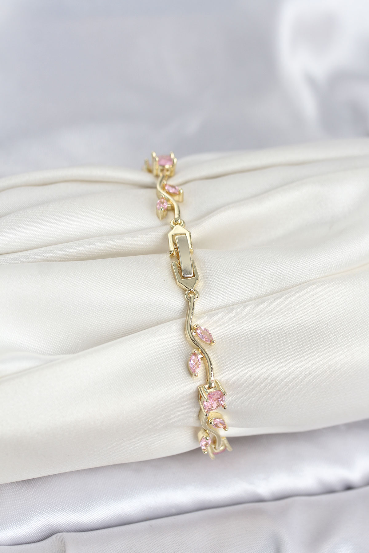 Pirinç Gold Renk Pembe Zirkon Taşlı Çiçek Model Kadın Bileklik - Lisinya Pirinç Gold Renk Pembe Zirkon Taşlı Çiçek Model Kadın Bileklik - Lisinya