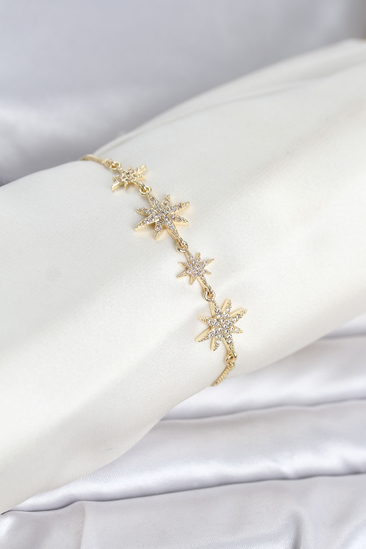 Gold Renk Pirinç Zirkon Taşlı Kutup Yıldızı Model Asansörlü Kadın Bileklik - Lisinya Gold Renk Pirinç Zirkon Taşlı Kutup Yıldızı Model Asansörlü Kadın Bileklik - Lisinya