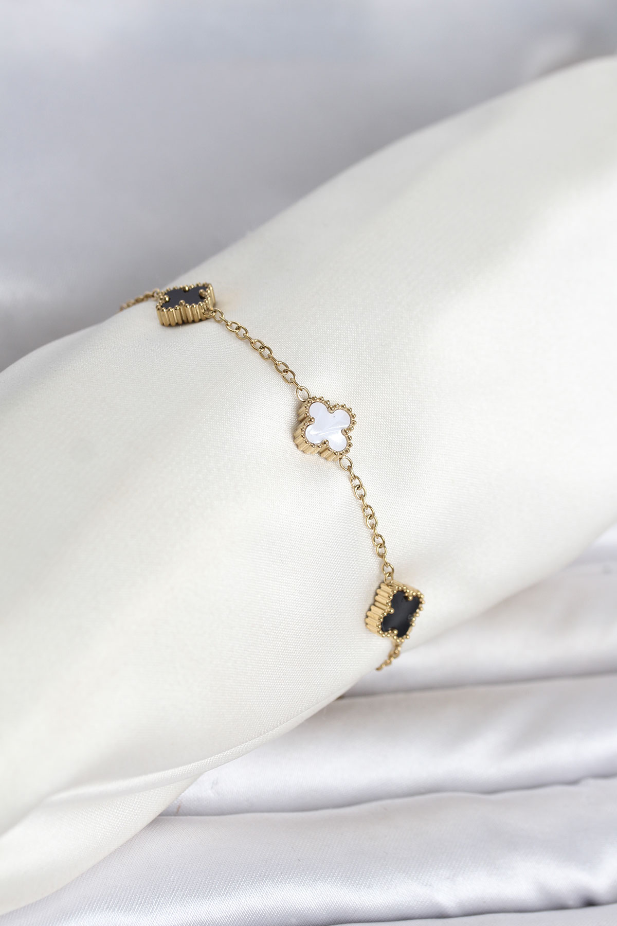 316L Çelik Gold Renk Siyah Beyaz Baby Yonca Model Kadın Bileklik - Lisinya 316L Çelik Gold Renk Siyah Beyaz Baby Yonca Model Kadın Bileklik - Lisinya