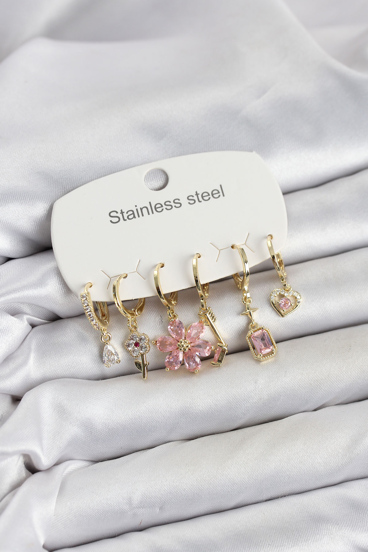 316L Çelik Gold Renk Pembe Zirkon Taşlı Lotus Detaylı Kadın Küpe Seti - Lisinya 316L Çelik Gold Renk Pembe Zirkon Taşlı Lotus Detaylı Kadın Küpe Seti - Lisinya