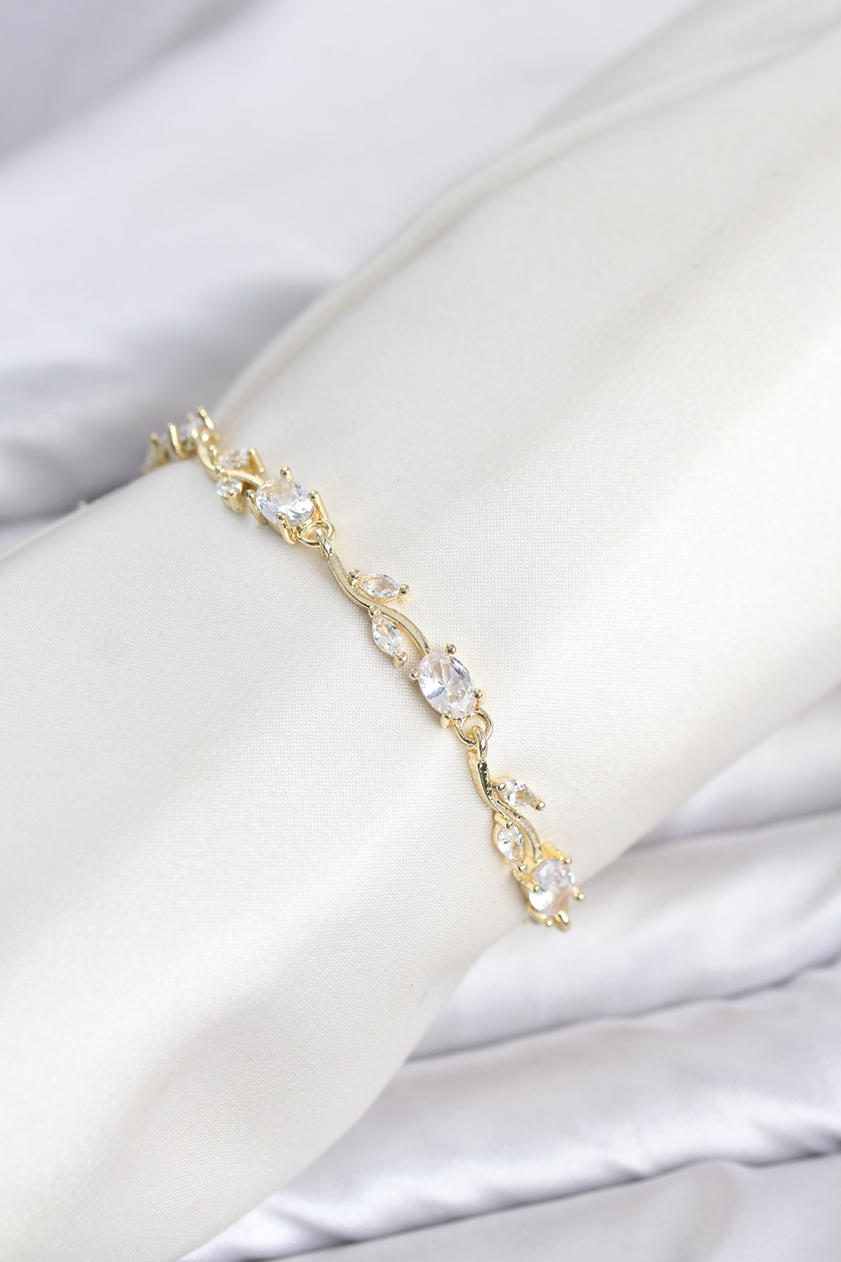 Pirinç Gold Renk Zirkon Taşlı Çiçek Model Kadın Bileklik - Lisinya Pirinç Gold Renk Zirkon Taşlı Çiçek Model Kadın Bileklik - Lisinya