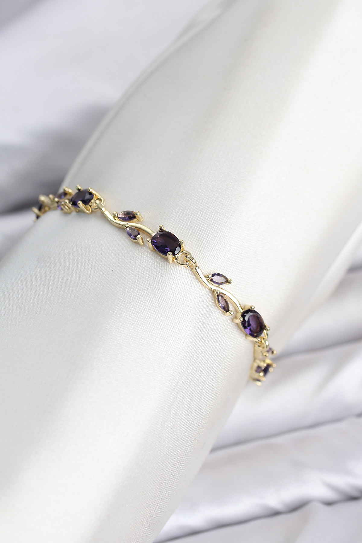 Pirinç Gold Renk Mor Zirkon Taşlı Çiçek Model Kadın Bileklik - Lisinya Pirinç Gold Renk Mor Zirkon Taşlı Çiçek Model Kadın Bileklik - Lisinya