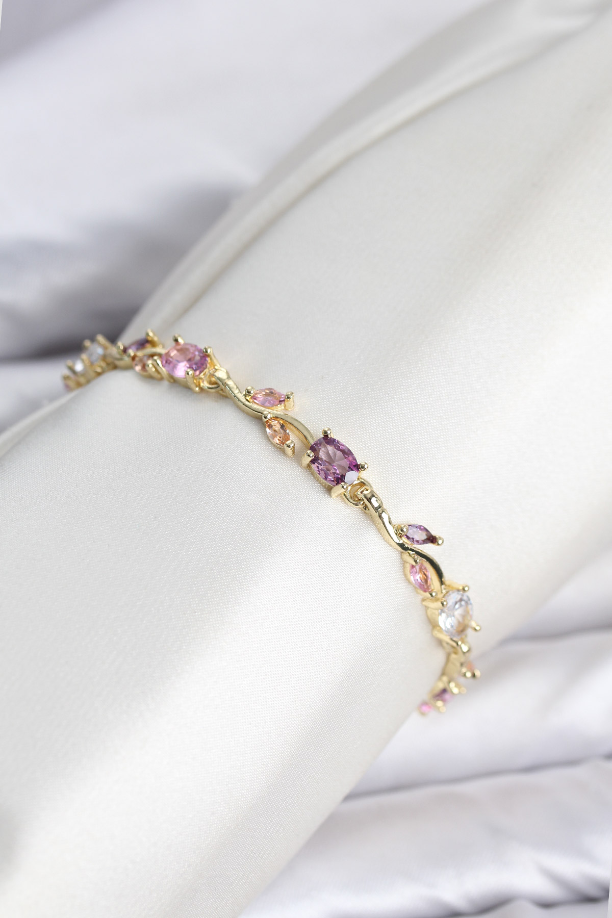 Pirinç Gold Renk Pembe ve Mor Zirkon Taşlı Çiçek Model Kadın Bileklik - Lisinya Pirinç Gold Renk Pembe ve Mor Zirkon Taşlı Çiçek Model Kadın Bileklik - Lisinya