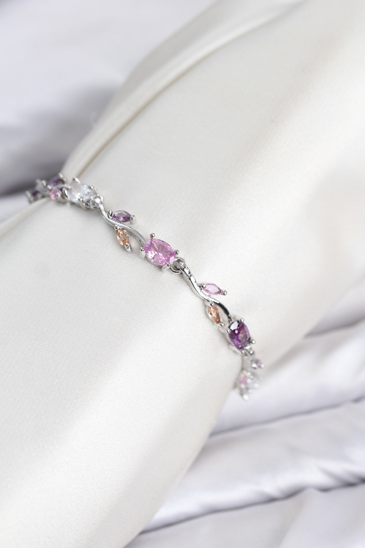 Pirinç Gümüş Renk Pembe ve Mor Zirkon Taşlı Çiçek Model Kadın Bileklik - Lisinya Pirinç Gümüş Renk Pembe ve Mor Zirkon Taşlı Çiçek Model Kadın Bileklik - Lisinya