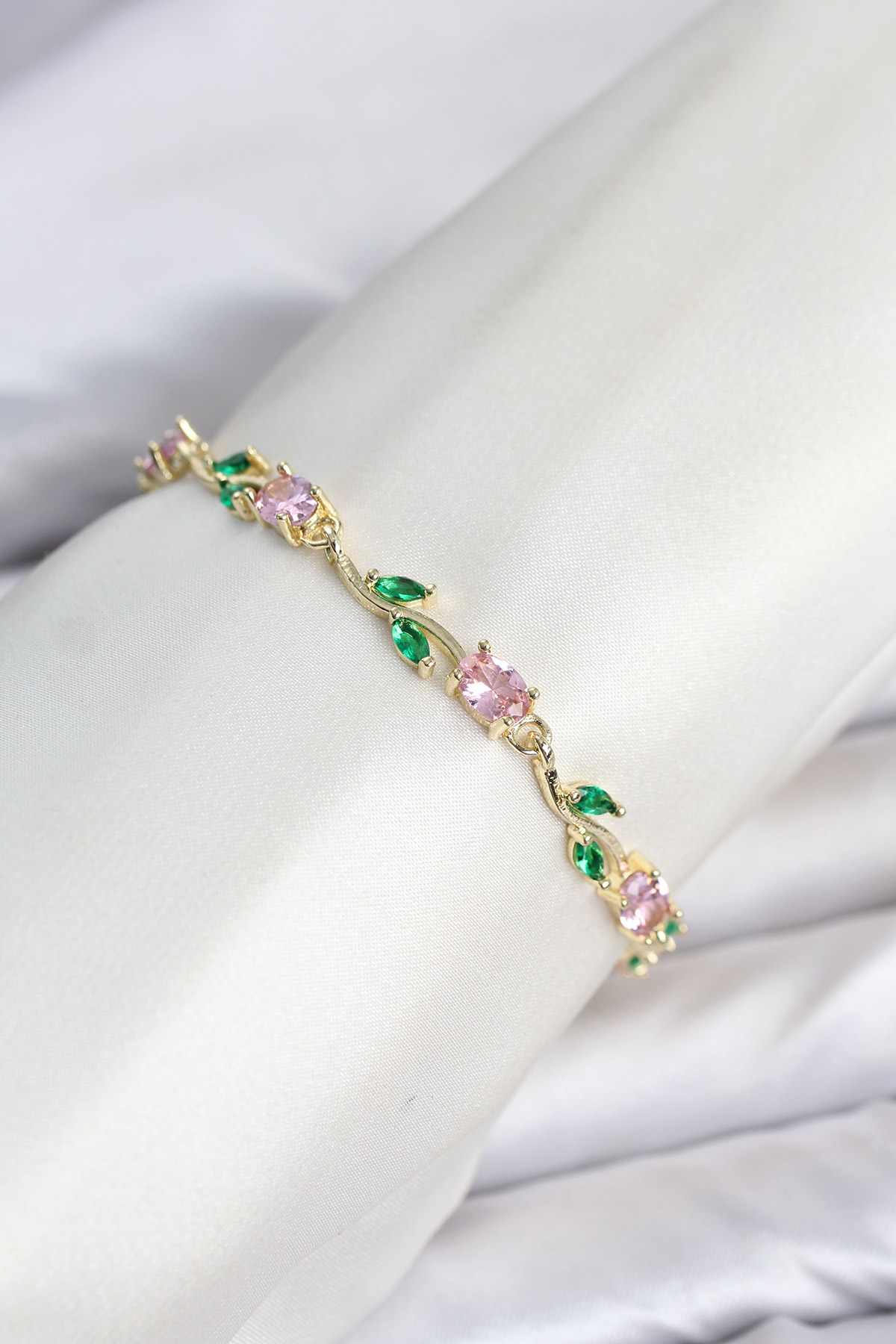 Pirinç Gold Renk Pembe Zirkon Taşlı Çiçek Model Kadın Bileklik - Lisinya Pirinç Gold Renk Pembe Zirkon Taşlı Çiçek Model Kadın Bileklik - Lisinya