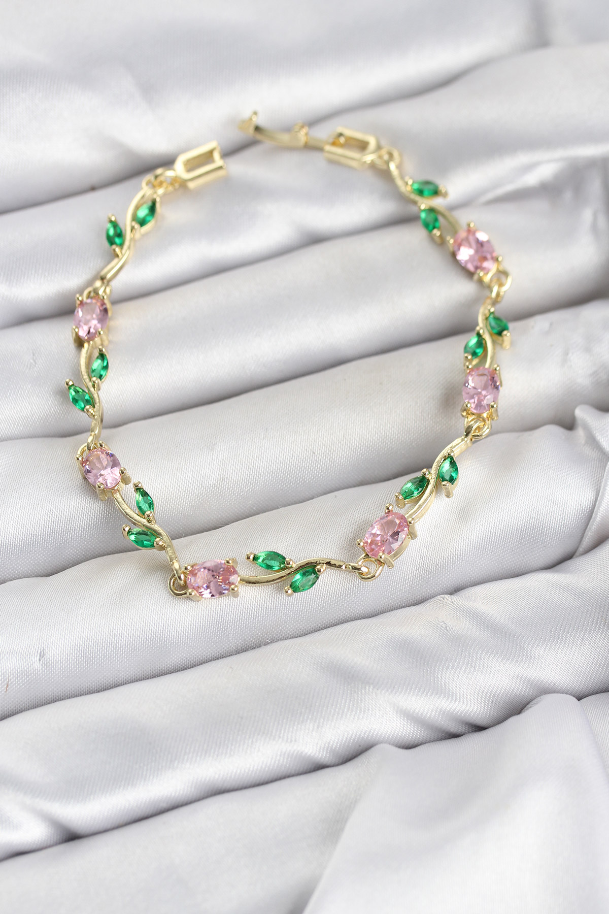 Pirinç Gold Renk Pembe Zirkon Taşlı Çiçek Model Kadın Bileklik - Lisinya Pirinç Gold Renk Pembe Zirkon Taşlı Çiçek Model Kadın Bileklik - Lisinya