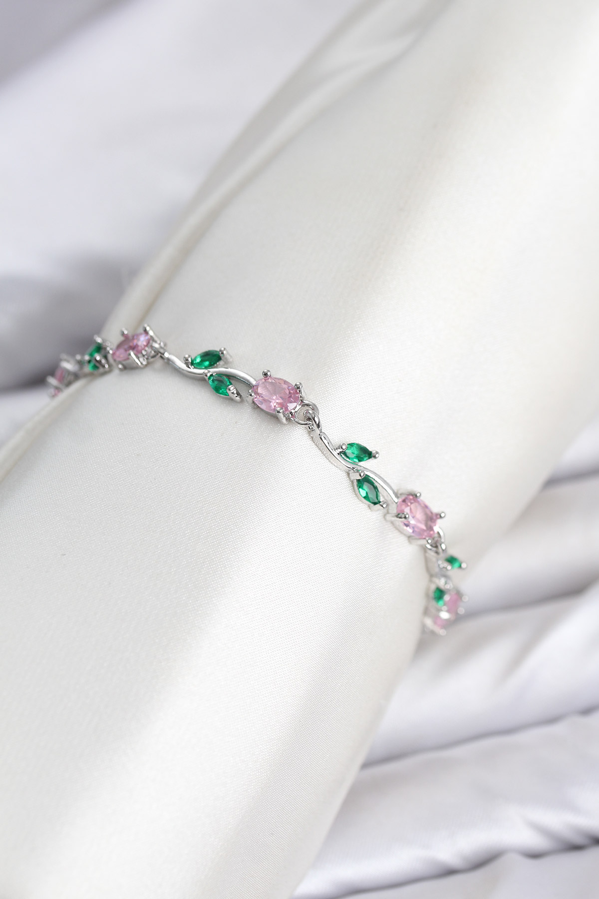 Pirinç Gümüş Renk Pembe Zirkon Taşlı Çiçek Model Kadın Bileklik - Lisinya Pirinç Gümüş Renk Pembe Zirkon Taşlı Çiçek Model Kadın Bileklik - Lisinya