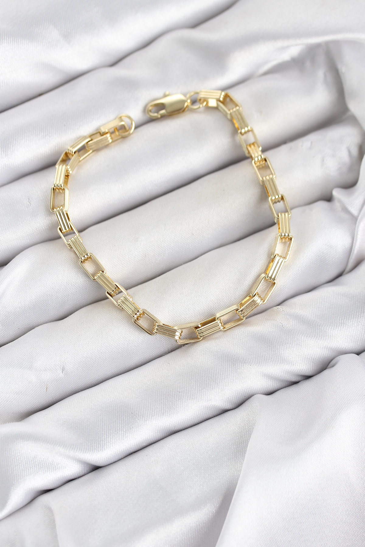 CM Kare Halka Model Gold Renk Pirinç Kadın Bileklik - Lisinya CM Kare Halka Model Gold Renk Pirinç Kadın Bileklik - Lisinya